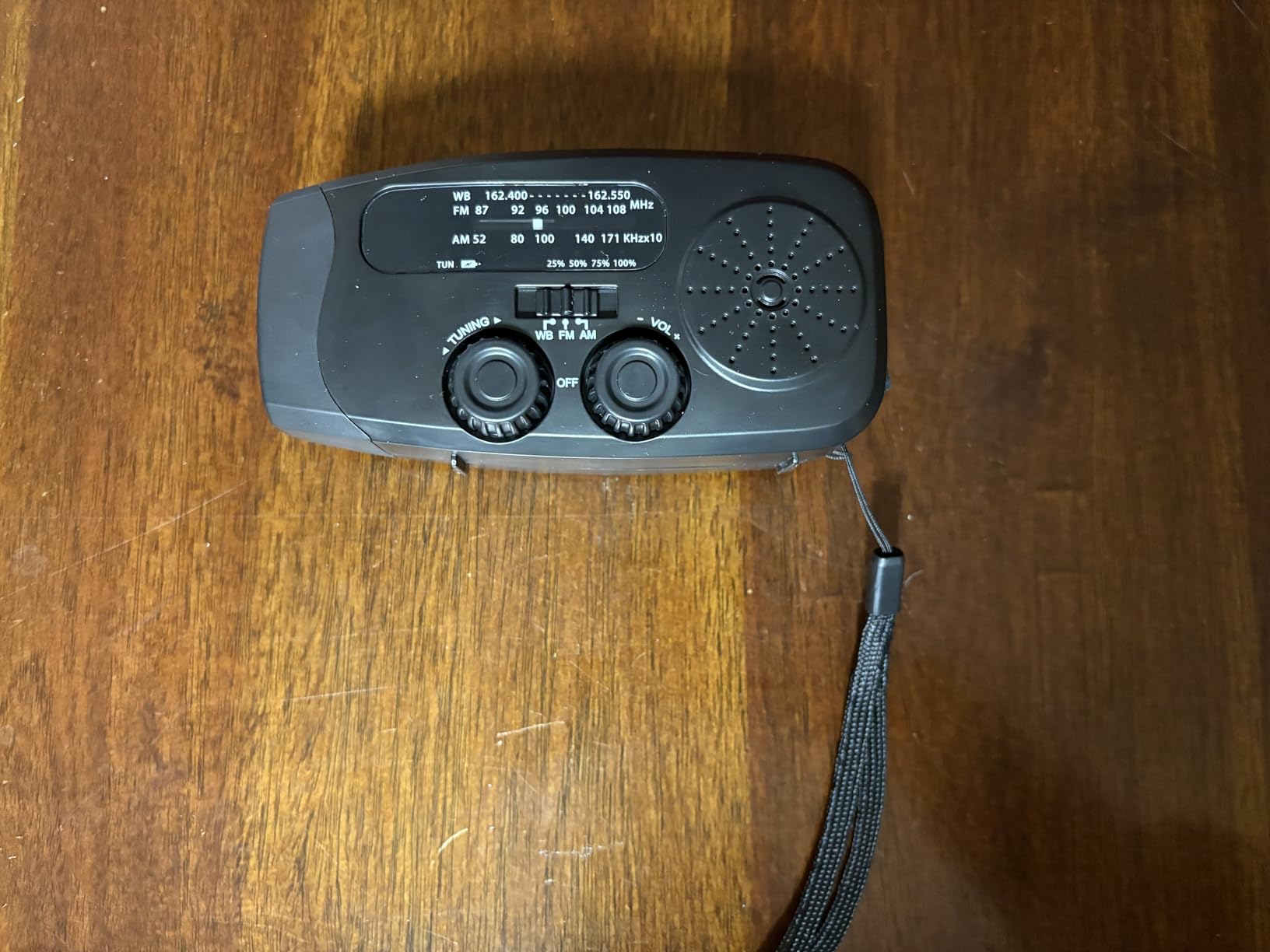 086S Hand Crank Emergency Radio - 2000mAh/7400mWh AM/FM/NOAA Solar Hand Crank Emergency Radio with 3 LED Flashlight, SOS Function for Emergencies, Camping - Red customer photo 1