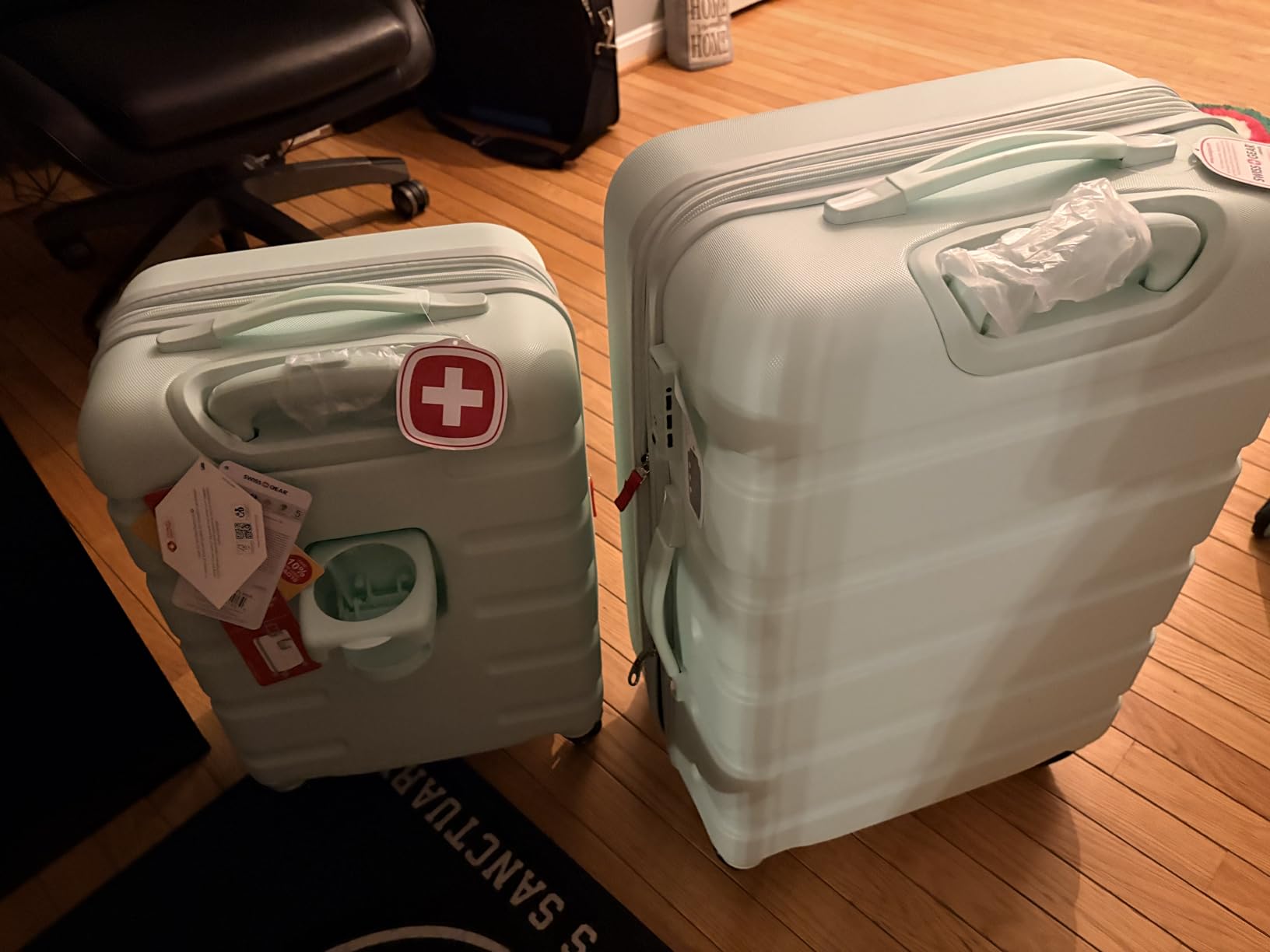 SwissGear 7366 Signature Hardside Expandable Luggage with Spinner Wheels, TSA Lock, Cup-Holder, Clearly Aqua, 3-Piece Set (19/23/27) customer photo 2
