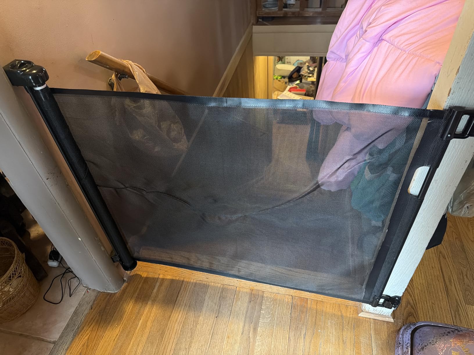 Retractable Baby Gate for Doorways and Stairs, Mesh Safety Gate for Pet, Indoor & Outdoor Use, One-Hand Operation, Easy Installation, 33.6