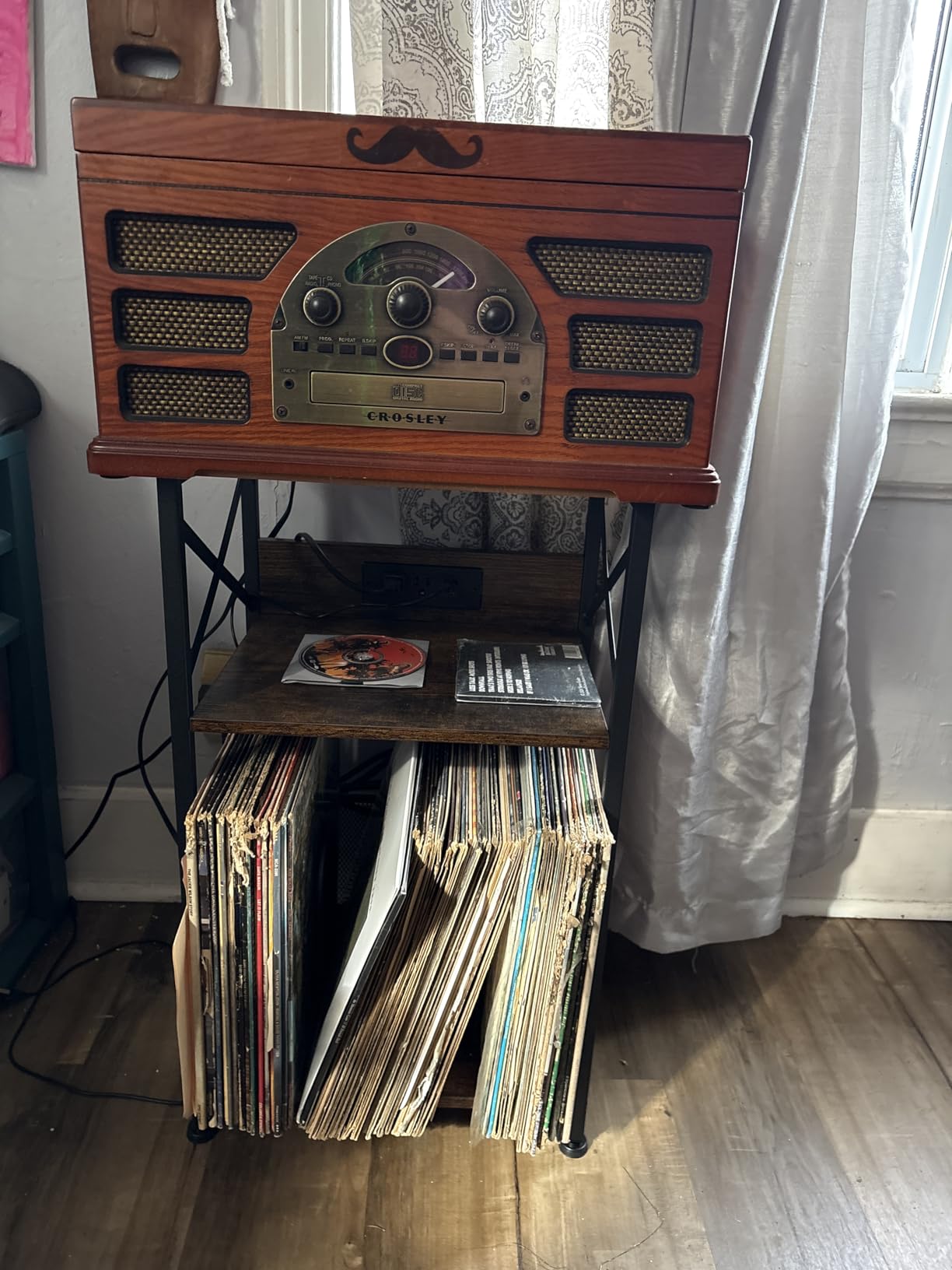 AMHANCIBLE Record Player Stand with Charging Station, Turntable Stand with Storage Cabinet, 3 Tier End Table Hold Up to 100 Albums, Record Table for Vinyl, Living Room, Rustic Brown, HETCD01BR-1 customer photo 1