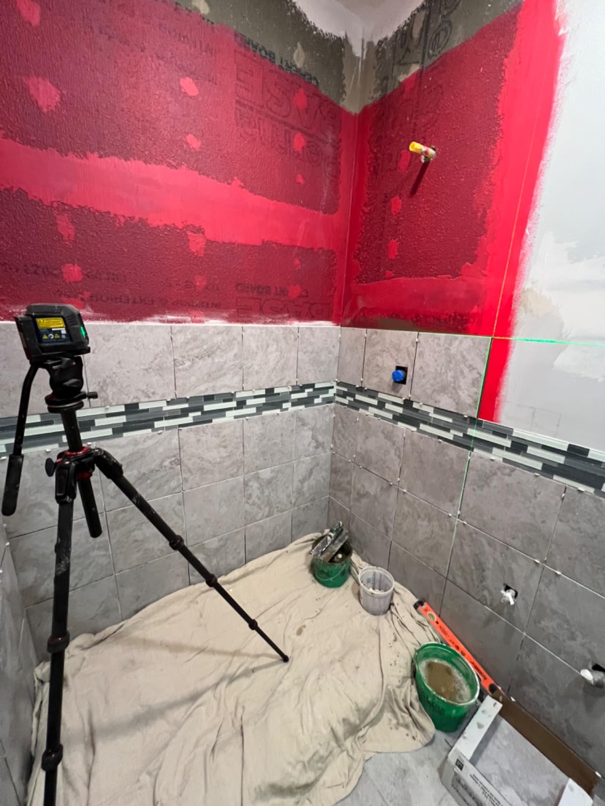 BOSCH GLL50-20G 50 Ft Green-Beam Self-Leveling Cross-Line Laser, Includes Integrated Magnetic Mount & 2 AA Batteries customer photo 1