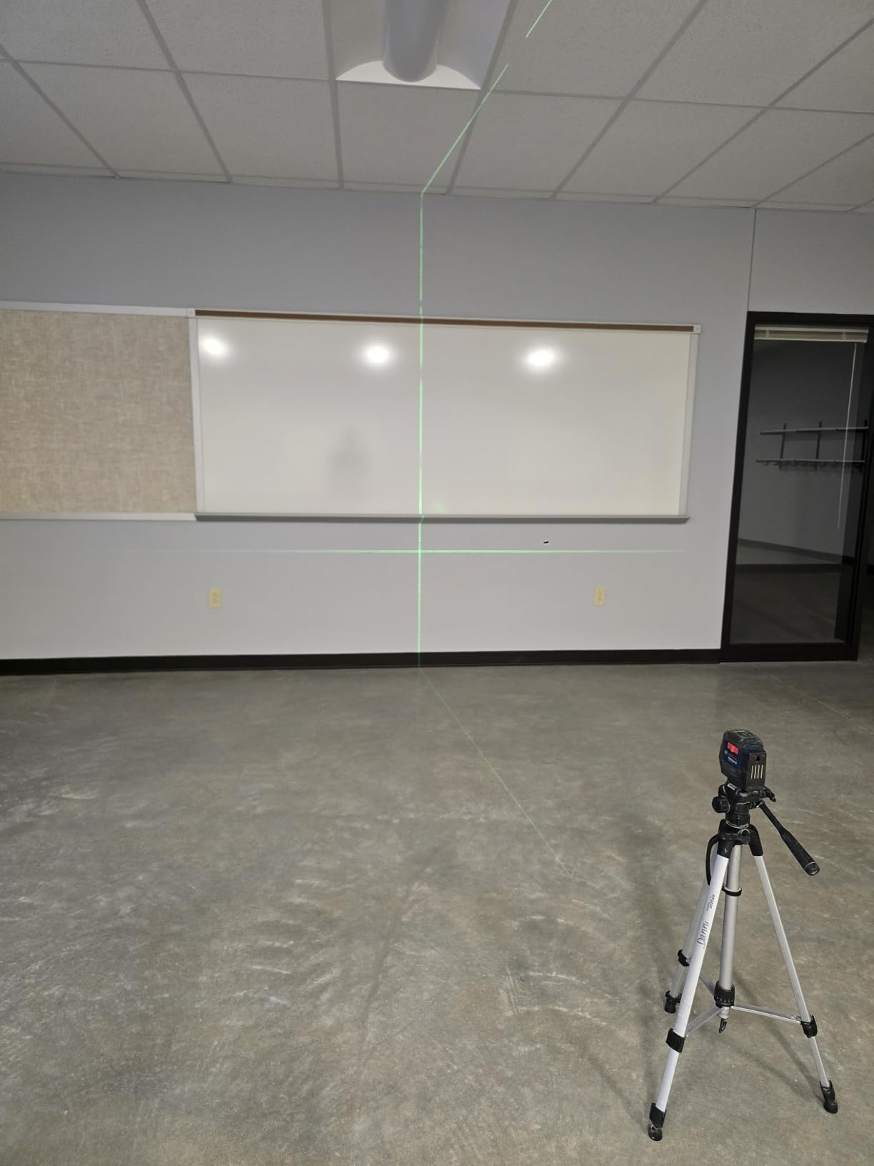 BOSCH GLL50-20G 50 Ft Green-Beam Self-Leveling Cross-Line Laser, Includes Integrated Magnetic Mount & 2 AA Batteries customer photo 2