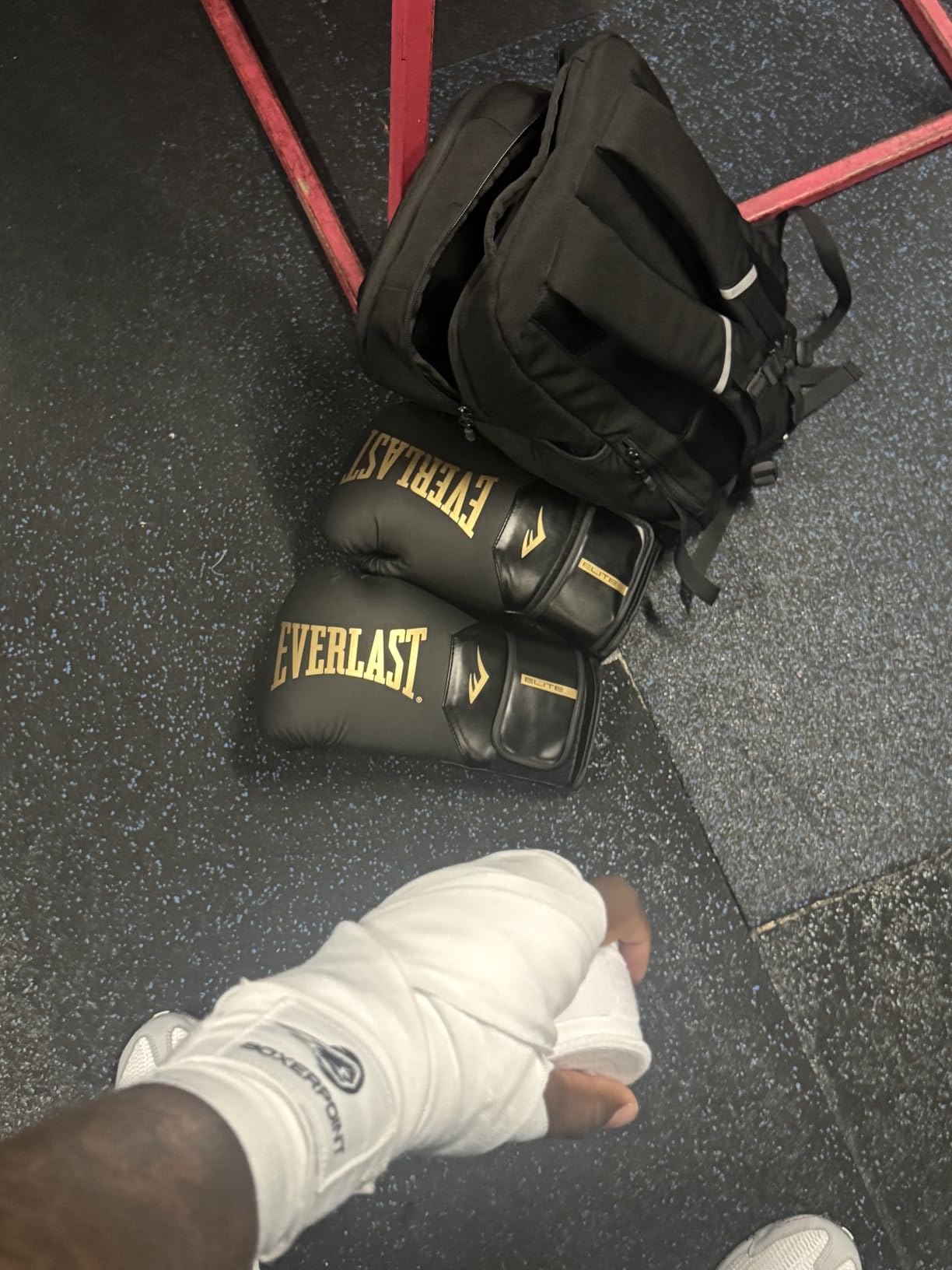 Everlast Elite 2 Boxing Gloves | Pro Training & Heavy Bag Gloves | Men & Women | Ventilated Palm | Multi-Layer Protection | Black/Gold, 16 oz customer photo 1