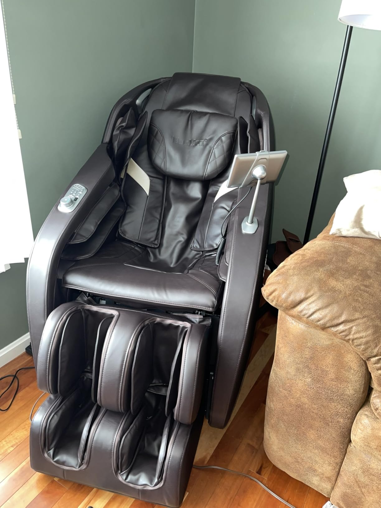 iBooMas Massage Chair Full Body, 6 Massage Intensities Zero Gravity SL-Track Shiatsu Massage Chair with 18 Modes, 40 Airbags, 5 Heating Area, Body Scan, Extendable Footrest, Foot Roller customer photo 3