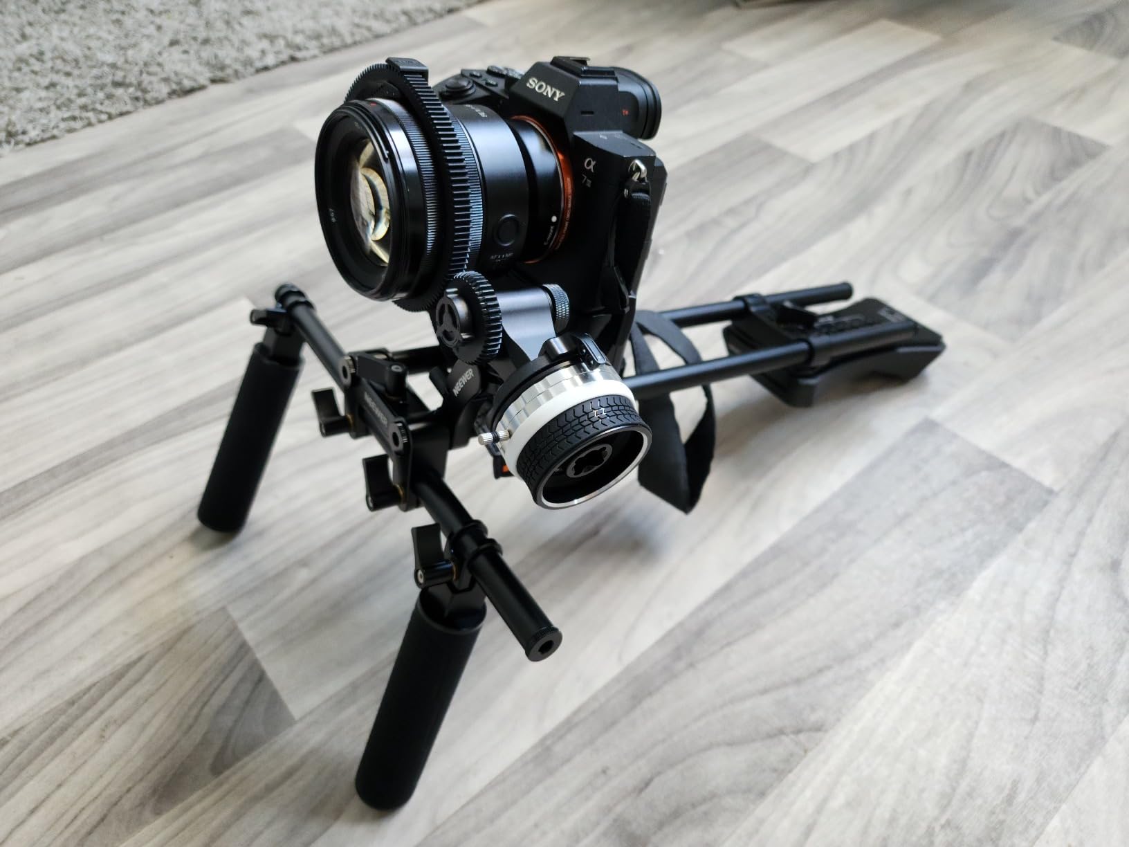 NEEWER Shoulder Mount Video Rig with Arca Quick Release DSLR Camera & Camcorder Mounting, Dual Handles 15mm Rods (16/40cm), Filmmaking Video Stabilizer Compatible with SmallRig Follow Focus, SR007 customer photo 2