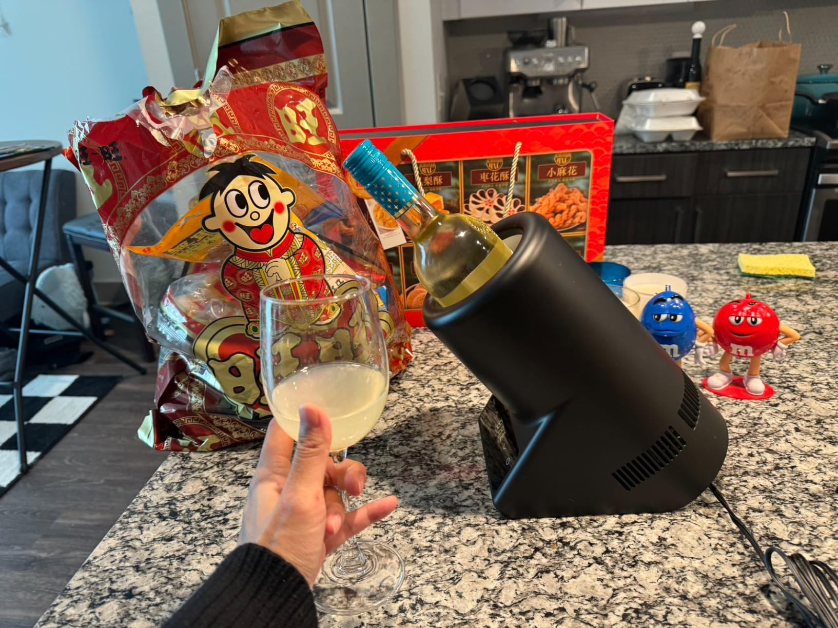 Wine Chiller Electric,Single Bottle Cooler for 750ml Wine or Some Champagne,Portable Cellars Keep Cold Up to 24h,Iceless Chiller at Poolside Party,Gift for Lover customer photo 2