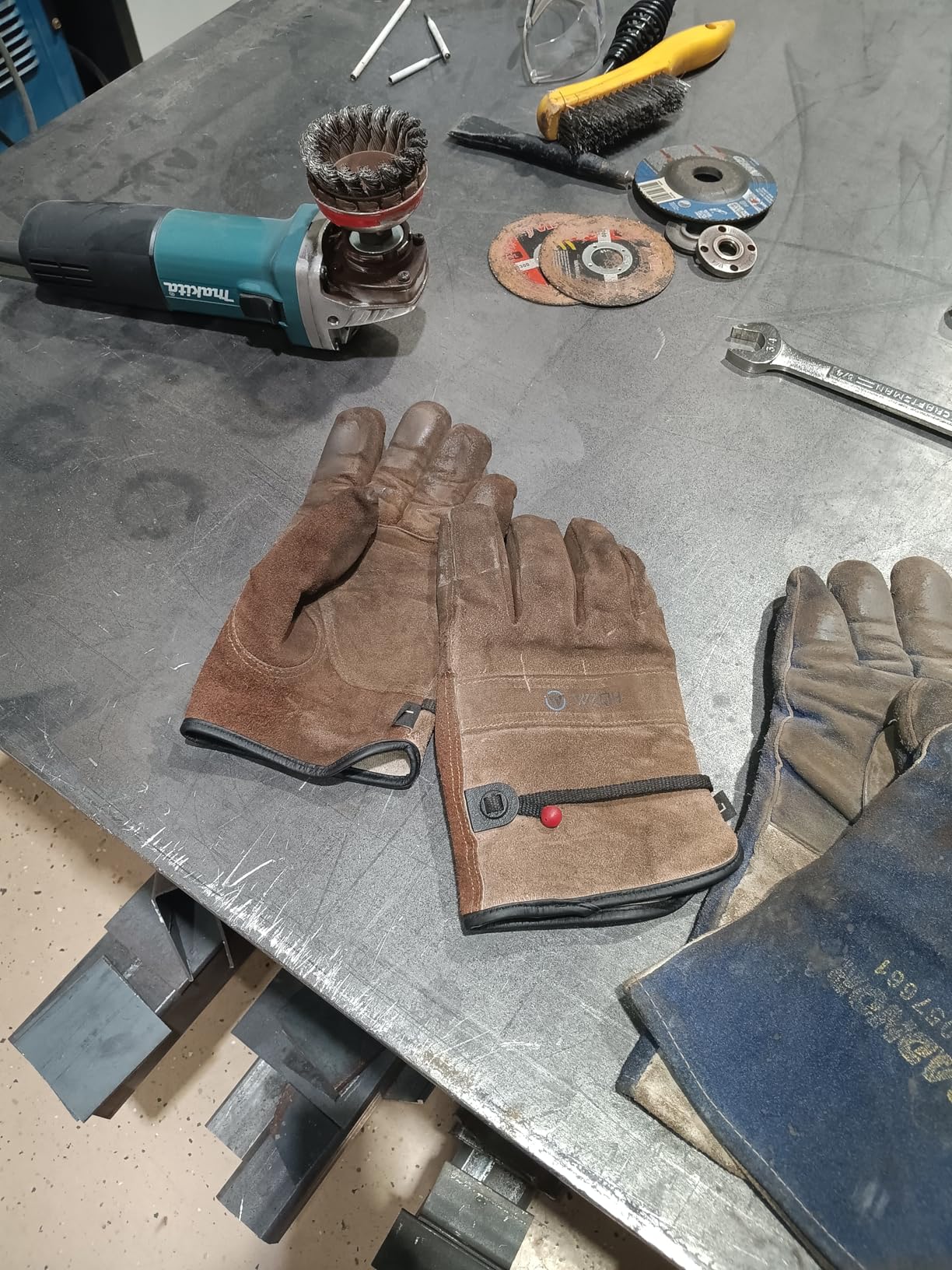 Leather Work Gloves for Men or Women. X-Large Glove for Gardening, Tig/Mig Welding, Construction, Chainsaw, Farm, Ranch, etc. Cowhide, Cotton Lined, Utility, Firm Grip, Durable. Grey-Black XL customer photo 1