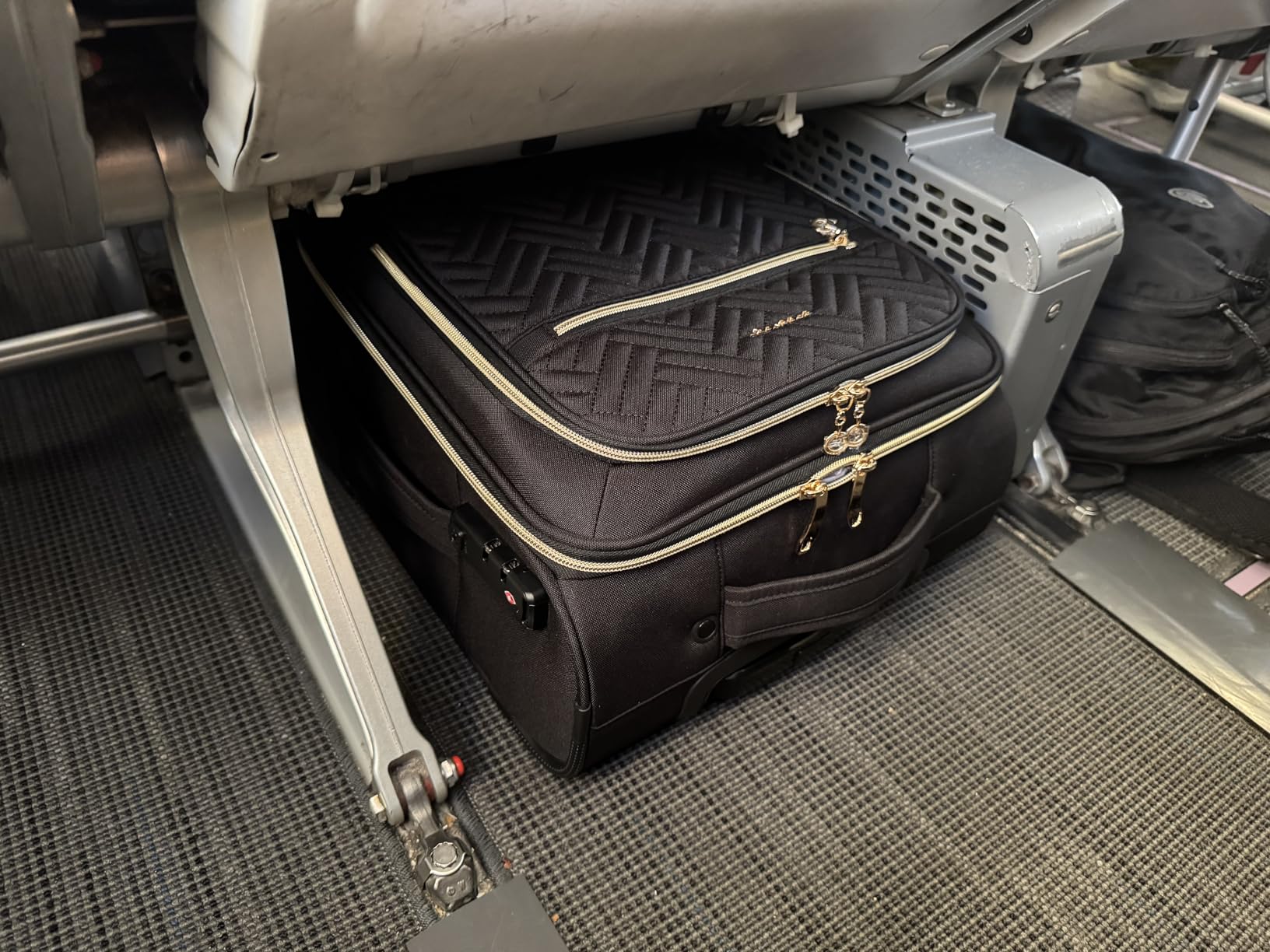 BAGSMART Underseat Carry On luggage Airline approved, 16-inch Softside Underseater Travel Suitcase with Spinner Wheels Lightweight Overnight Bag Small Rolling Carry-on for Women Men Weekender,Black customer photo 1