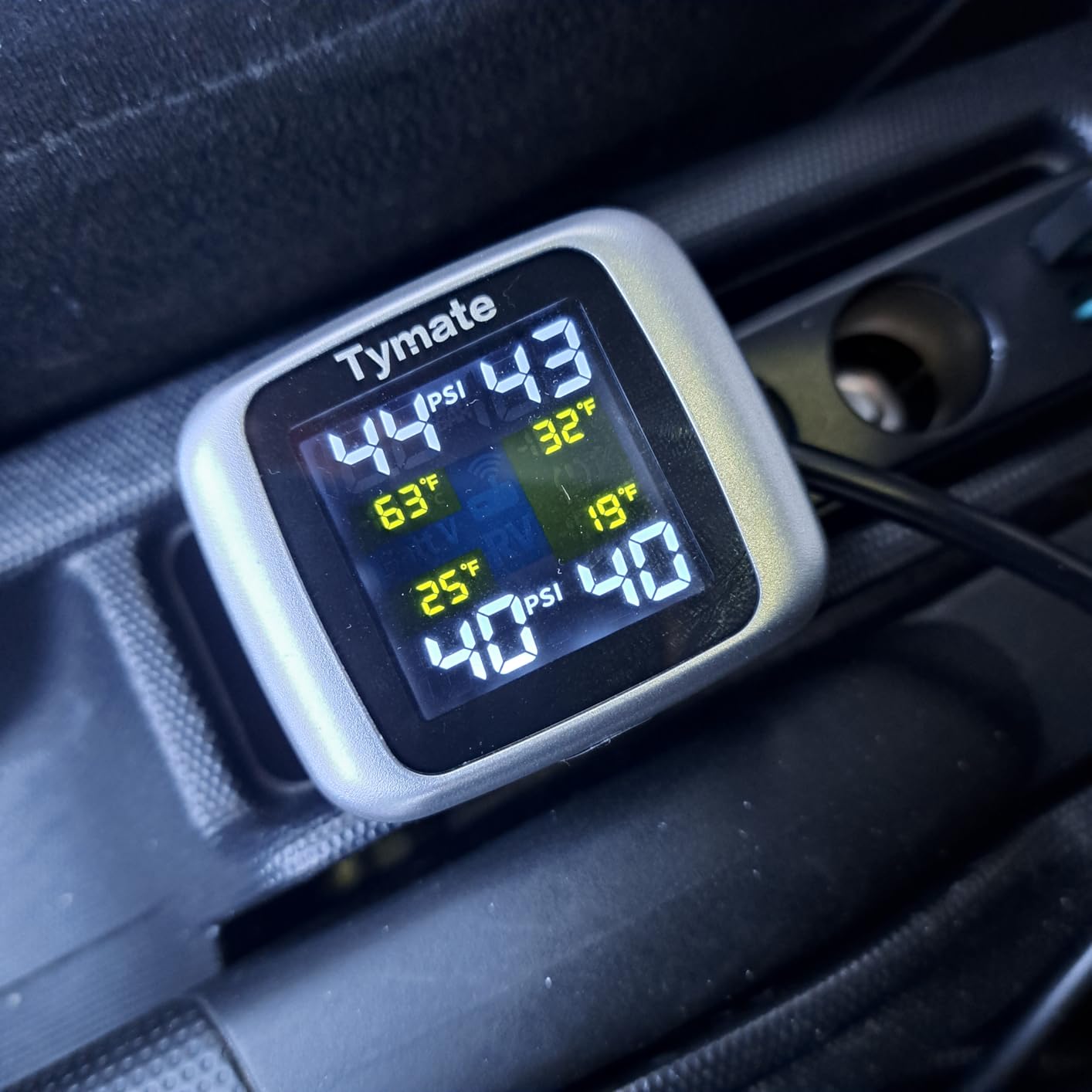 Tymate TM7 Tire Pressure Monitoring System, Wireless TPMS with 4 External Sensors & 6 Alarm Modes, Colorful Display, Real-time Tire Pressure Monitor System, Ideal for RV SUV MPV Truck Sedan (0-87 PSI) customer photo 2