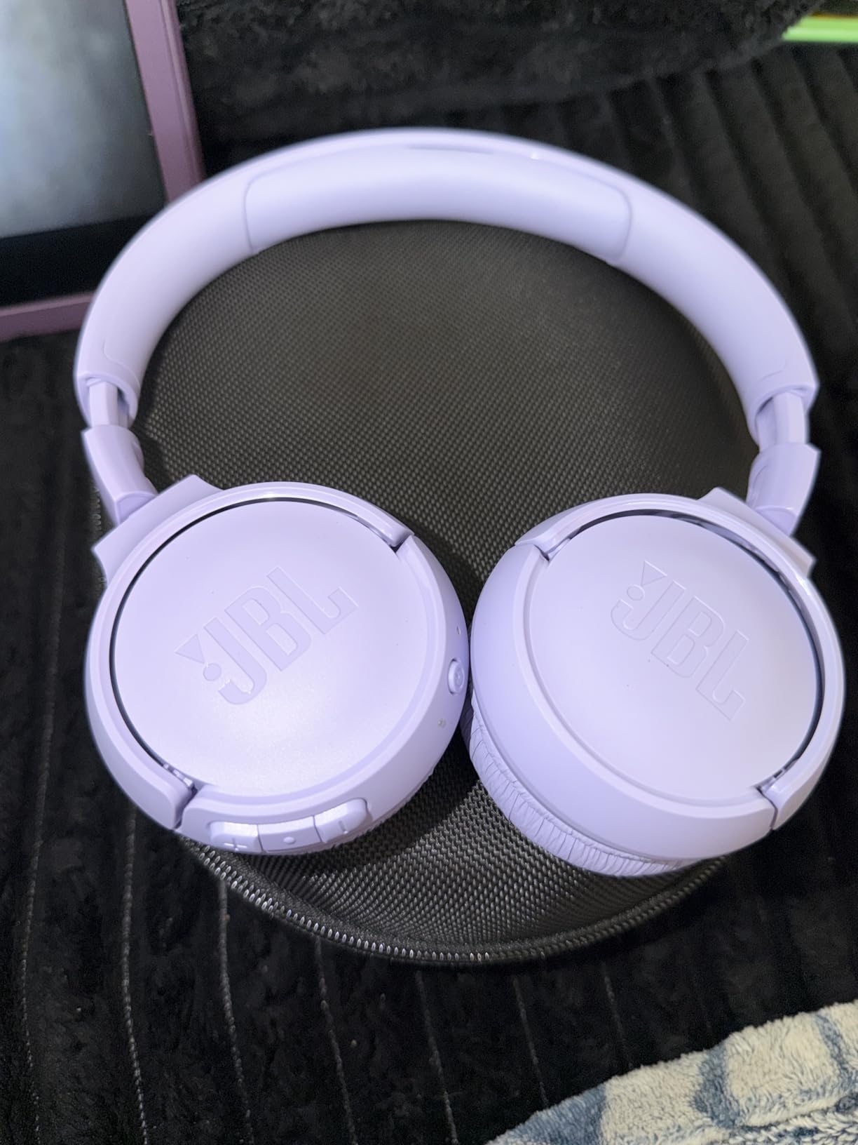 JBL Tune 520BT - Wireless On-Ear Headphones, Up to 57H Battery Life and Speed Charge, Hands-Free Calls with VoiceAware (Purple) customer photo 1