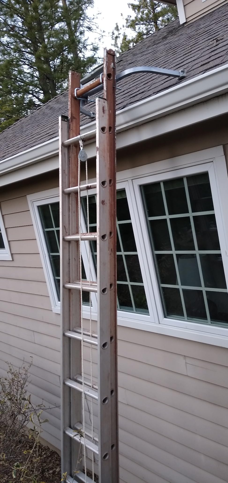 Roof Ladder Hook, 2 Pack Ladder Stabilizer, Heavy Duty Steel 500 Lbs Weight Ratin, Roof Ridge Extension with Wheel for Safe and Easy Access customer photo 2