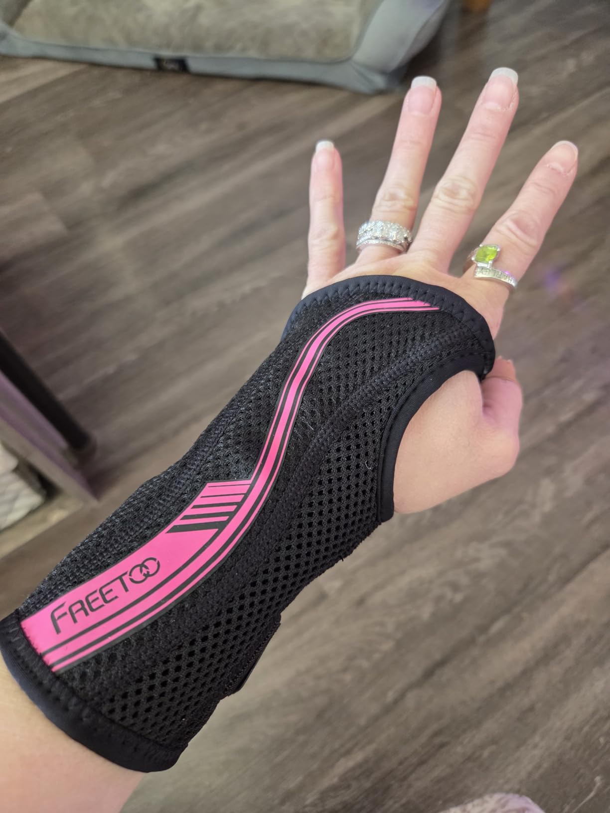 FREETOO Wrist Brace for Carpal Tunnel,[New Upgrade-Anatomically shaped] Adjustable Wrist Support Splint for Men and Women,Hand Brace for Pain Relief, Tendinitis,Arthritis,Right Hand,Medium customer photo 2