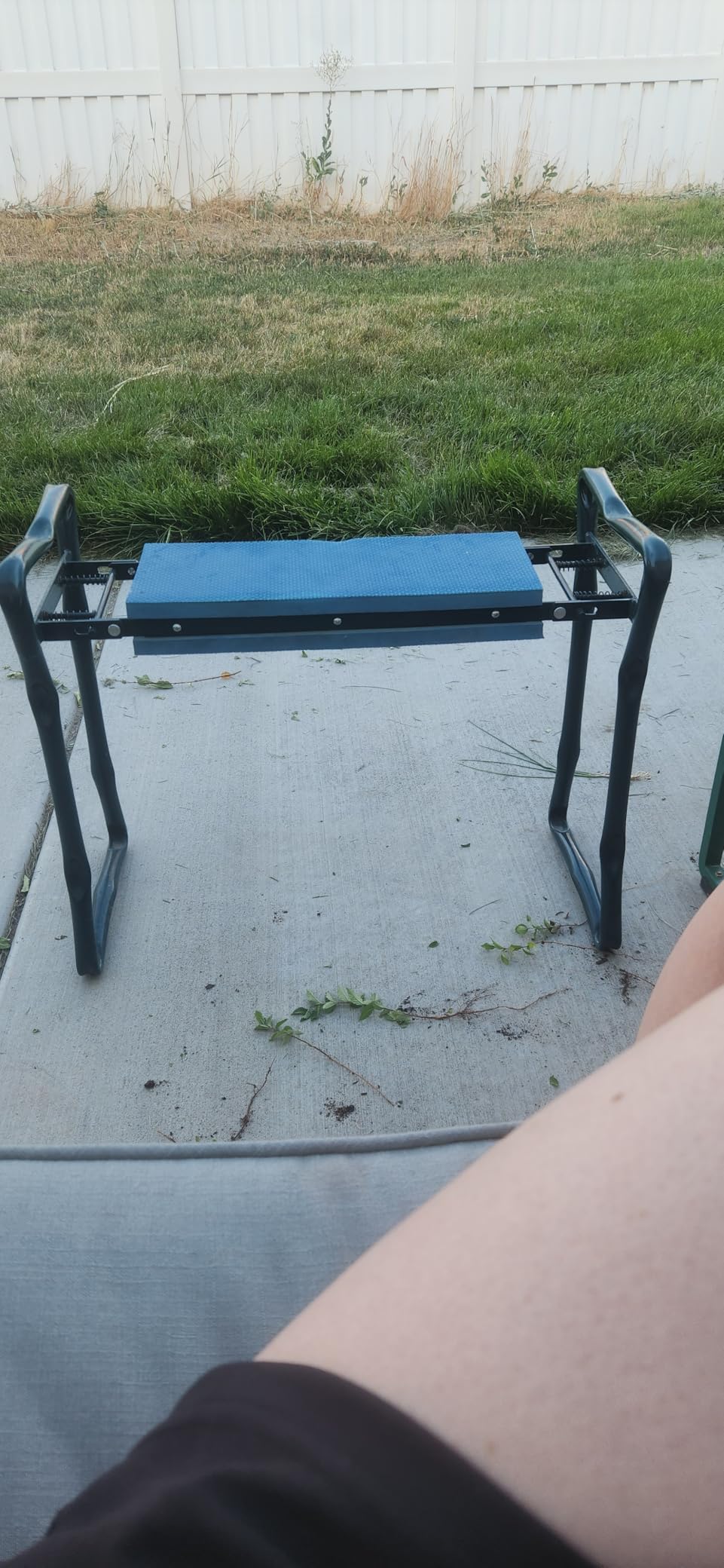 Simple Deluxe Garden Kneeler and Seat, Foldable Kneeling Stool with Thicker EVA Foam Pad Heavy Duty Bench, with Tool Pouch, Gifts for Outdoor Gardening, Fishing, Green, Arbor Day Gift customer photo 1