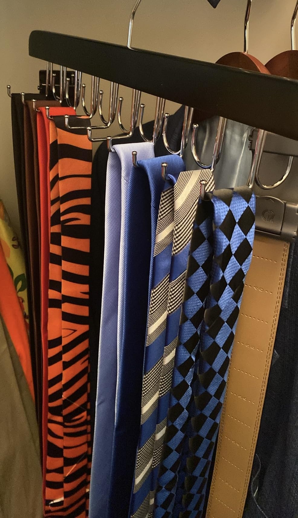 TOPIA HANGER 20 Hooks 2 in 1 Belt Tie Hanger for Closet Max 30 Belts with 30 Ties Capacity, Belt Tie Racks Wooden Hanger for Closet Organizer Storage U Fit for Belt and Fit for Tie - CT47B customer photo 1