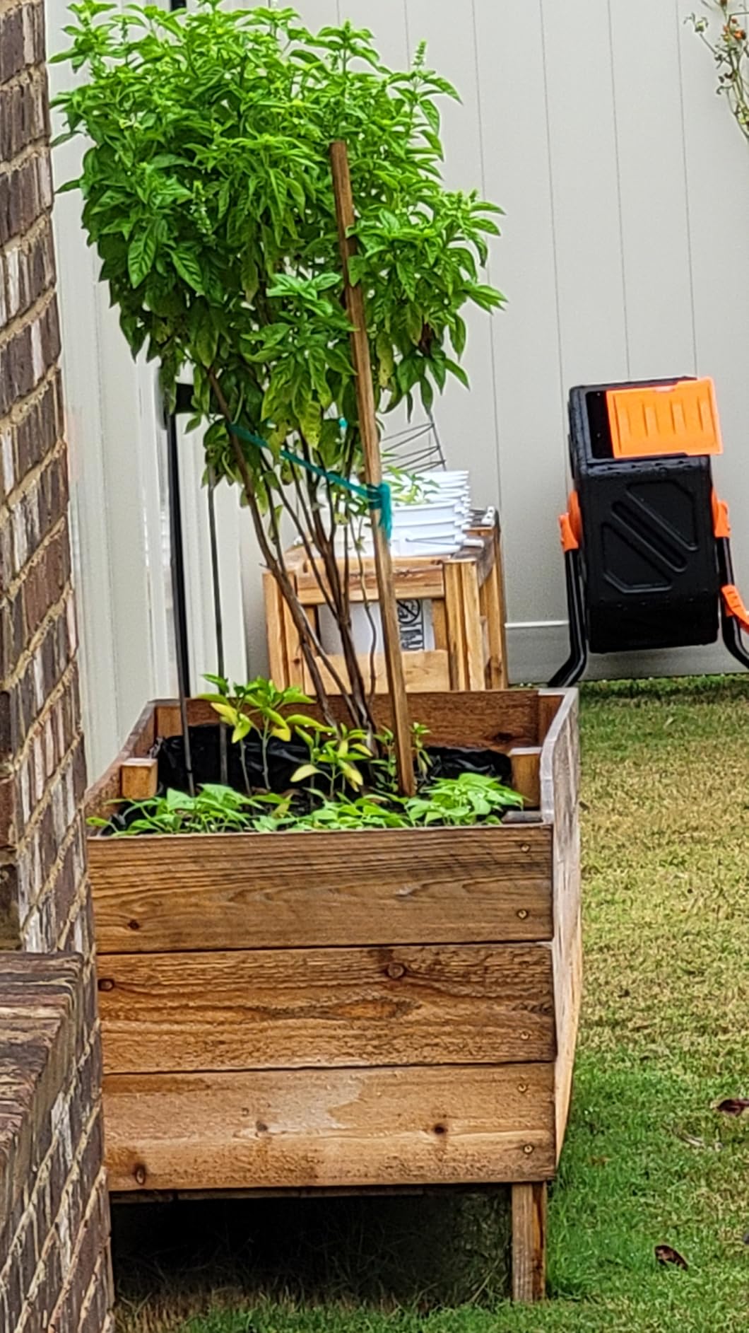 VEVOR Compost Bin, 18.5-Gal Small Composting Tumbler, Compact Single Rotating Chamber with Sliding Door and Steel Frame, BPA Free Composter Bin Tumbler for Garden, Kitchen, Yard, Outdoor customer photo 1