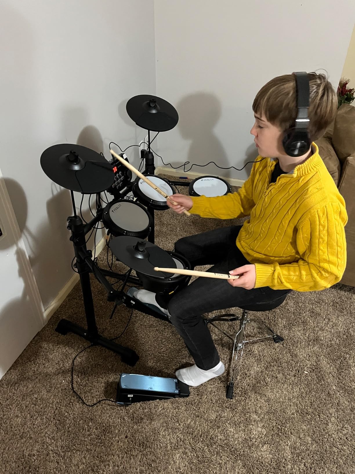 Fesley FED150 Electric Drum Set: Dual Zone Snare Drum, 2 Cymbals with Choke, 200 Sounds, 4 Quiet Mesh Drum Pads, Electronic Drum Set for Beginner, Bluetooth, MIDI, Throne, Headphone, Drum Sticks customer photo 2