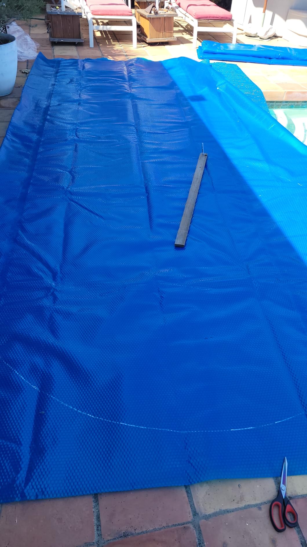 VINGLI 12Mil Thickened Solar Pool Cover, Rectangle Swimming Pool Solar Blanket for Pool-Heavy Duty Solar Pool Cover for Inground Pool-Solar Heater for Inground Pool, Heat Retaining, Blue (12' x 24') customer photo 1