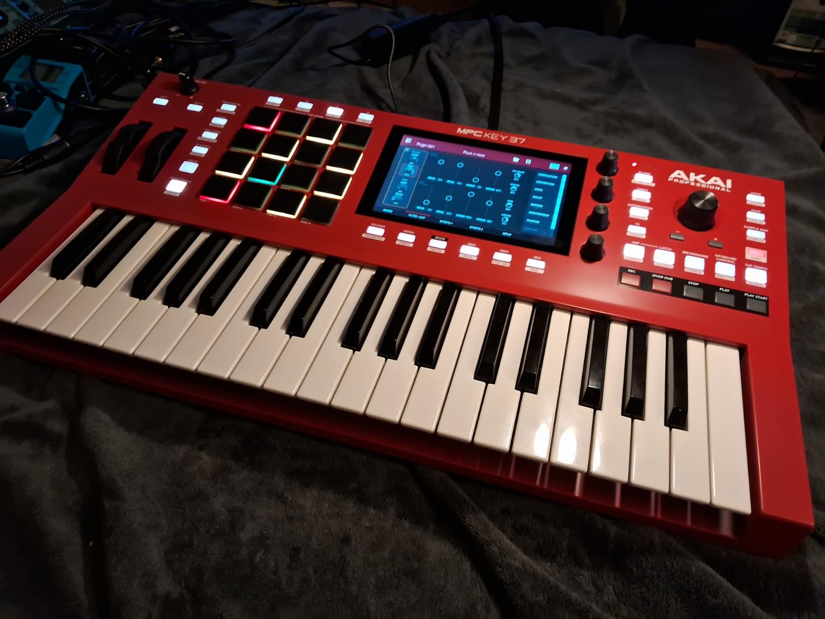 Akai Professional MPC Key 37 Standalone Production Synthesizer, Drum Machine, MIDI Keyboard, with Wi-Fi, Bluetooth, Touchscreen, Plug-ins, and Native Instruments Integration customer photo 2