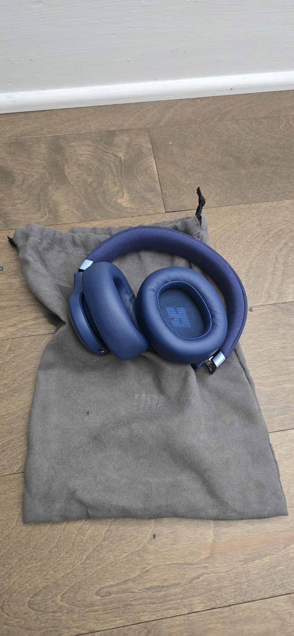 JBL Live 770NC - Wireless Over-Ear Headphones with True Adaptive Noise Cancelling with Smart Ambient, Up to 65 Hours of Battery Life, Comfort-fit Fabric Headband & Carrying Pouch (Sandstone) customer photo 1