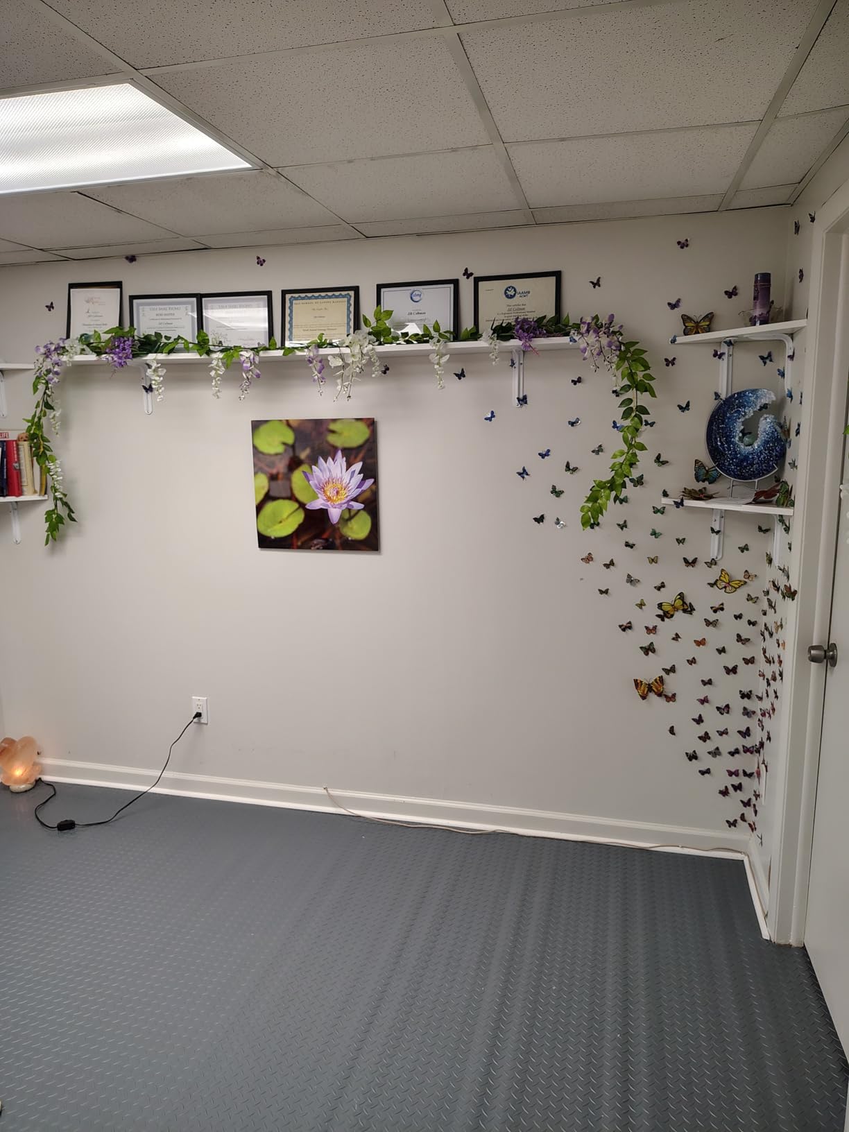 8x20 FT Garage Floor Mat, 2.8mm Thickened Flooring Roll for Under Car Diamond Plate PVC Rubber Mat with 20 Pcs Tapes, Non-Slip Floor Mat for Garage, Warehouse, Gyms, Trailer, Black customer photo 2