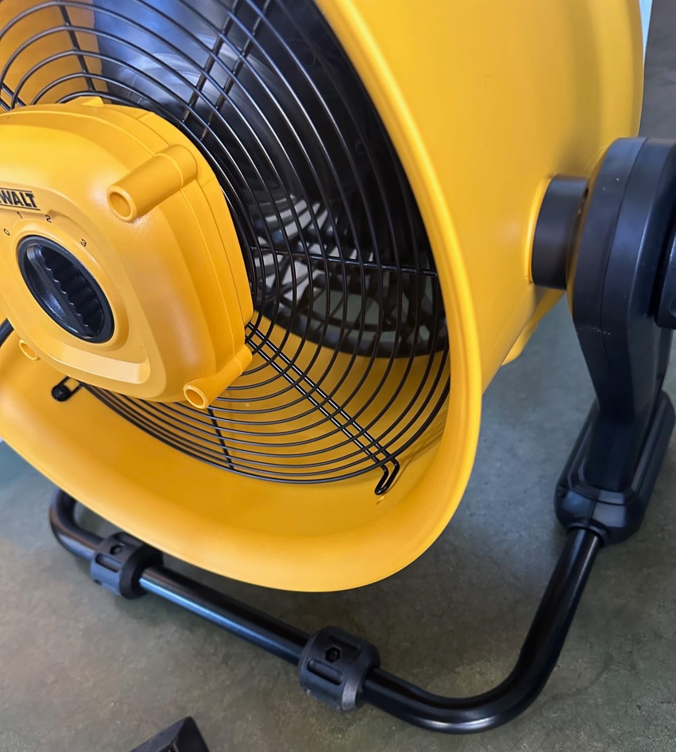 DEWALT 16 Inch Heavy Duty Floor Fan, High Velocity Barrel Shop Fan, 3-Speed Powerful with 4000 CFM, 360° Adjustable Tilting Airflow Fan for Warehouse, Workshop, Factory, Basement customer photo 1