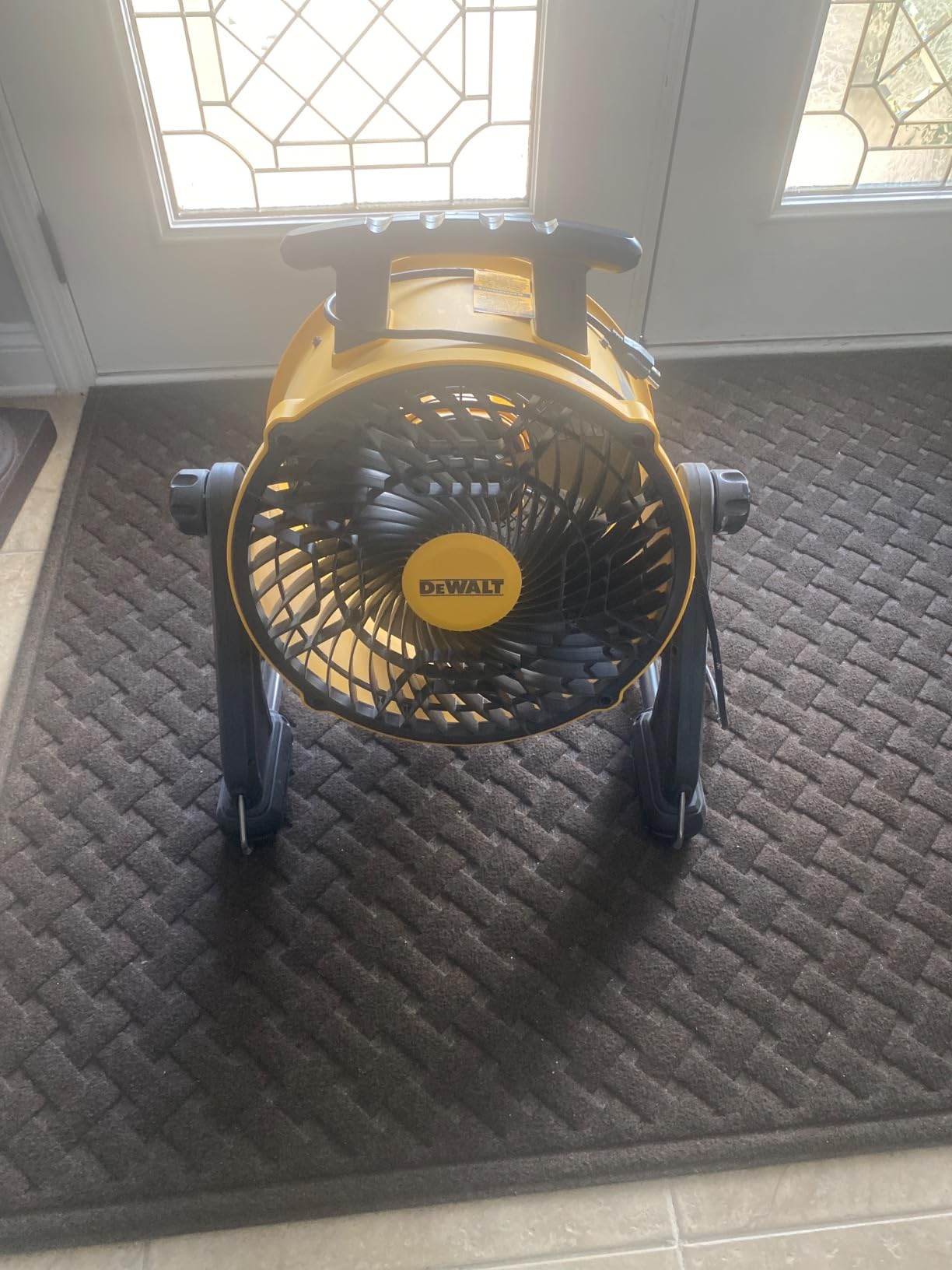 DEWALT 16 Inch Heavy Duty Floor Fan, High Velocity Barrel Shop Fan, 3-Speed Powerful with 4000 CFM, 360° Adjustable Tilting Airflow Fan for Warehouse, Workshop, Factory, Basement customer photo 2
