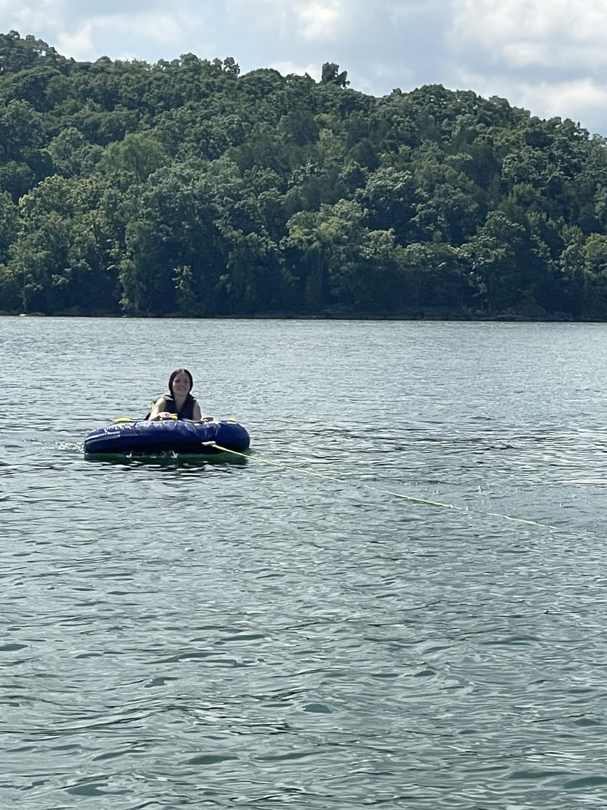 VEVOR Towable Tubes for Boating, 1-4 Riders Inflatable Boat Tubes & Towables, 340-680 lbs Capacity, Multiple Sizes with Full Nylon Cover, Padded/EVA Handles, Fins & Safety Valve customer photo 1