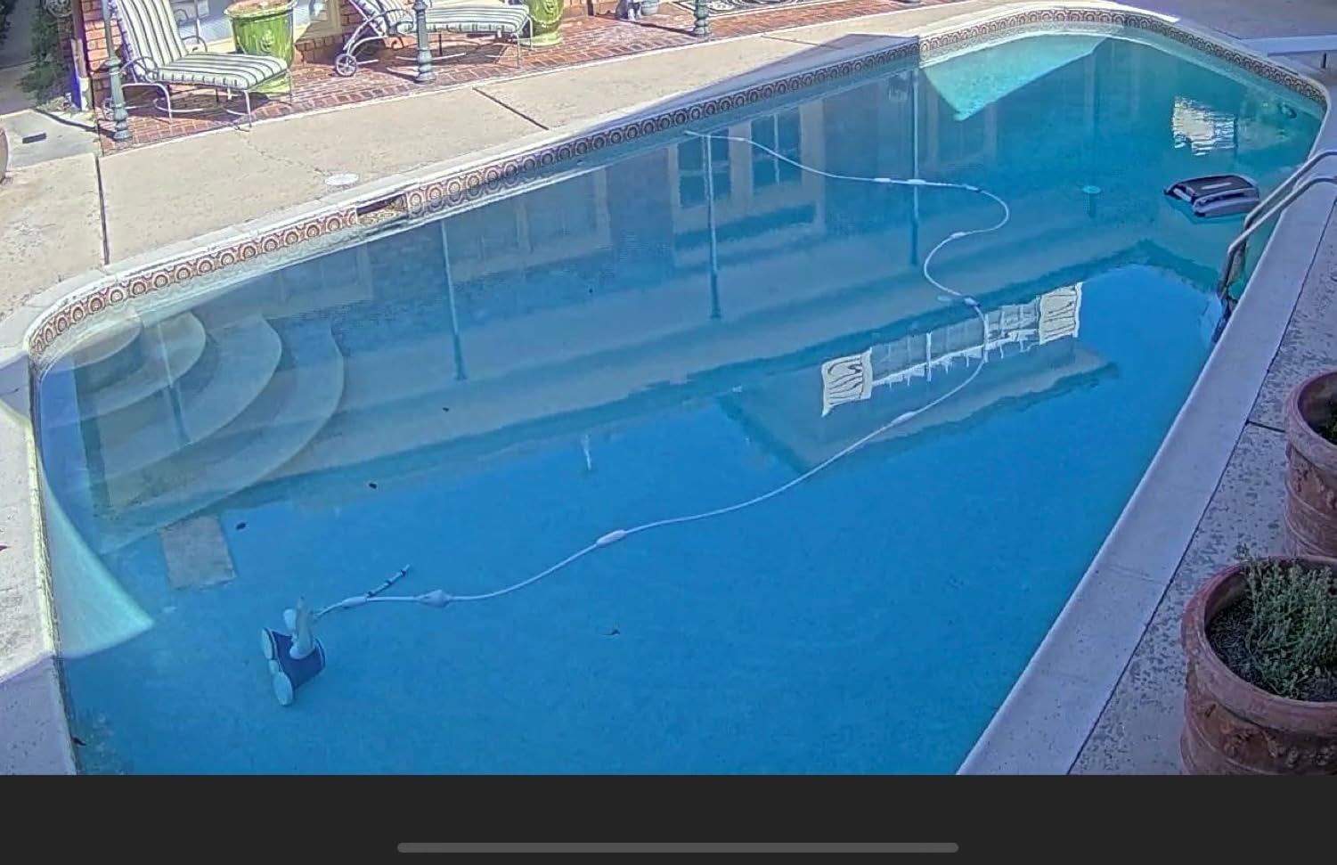 Betta SE Plus - Solar-Powered Robotic Pool Skimmer with 24/7 Continuous Cleaning Power, Dual Charging Options, Twin Salt Chlorine Tolerant Motors, and Shallow Water Safeguard customer photo 2