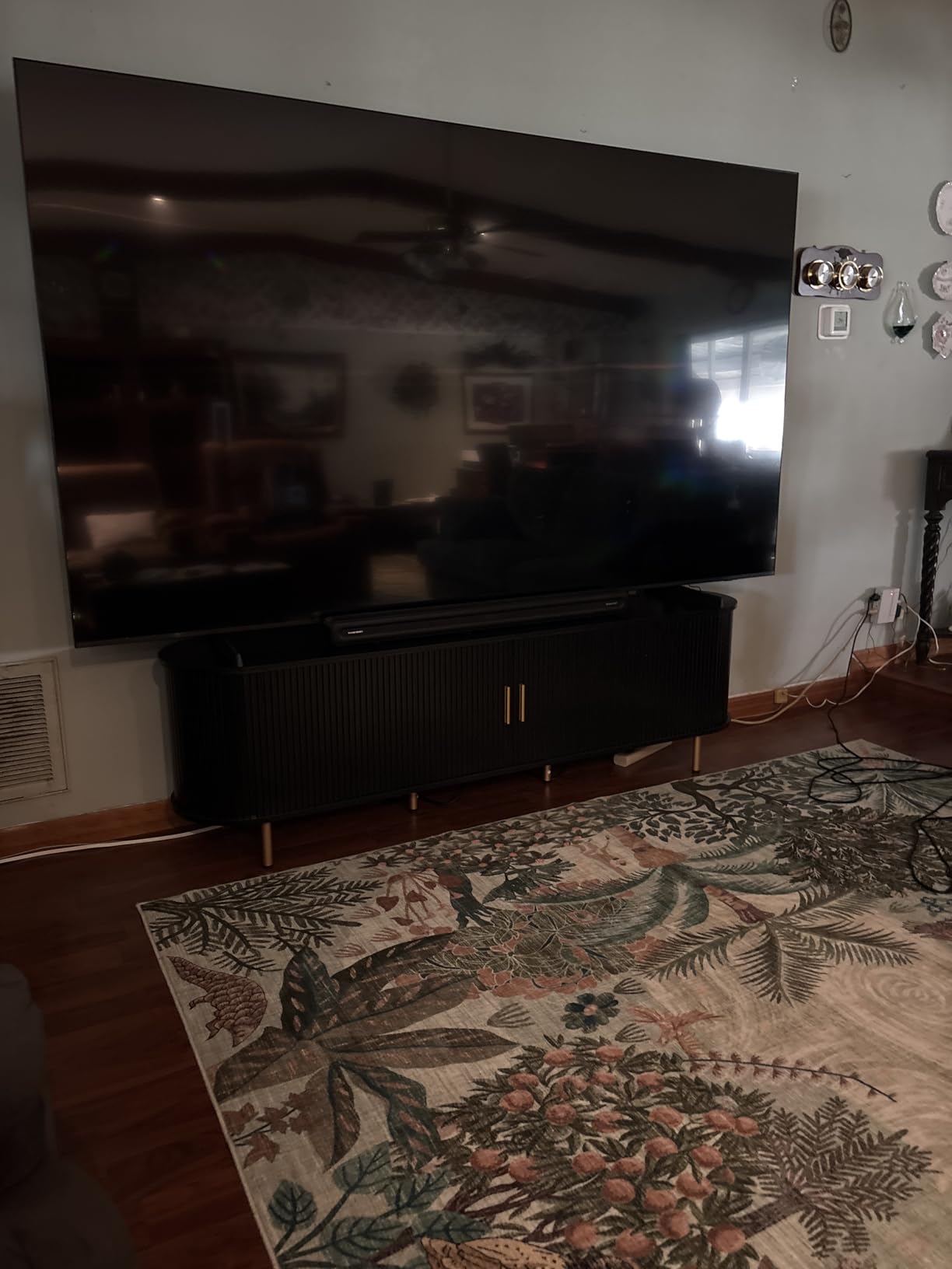 Samsung 98-Inch Class 4K Crystal UHD DU9000 Series HDR Smart TV, Object Tracking Sound Lite, Motion Xcelerator 120Hz, Supersize Picture Enhancer, Mega Contrast, Alexa Built-In (UN98DU9000, 2024 Model) customer photo 2