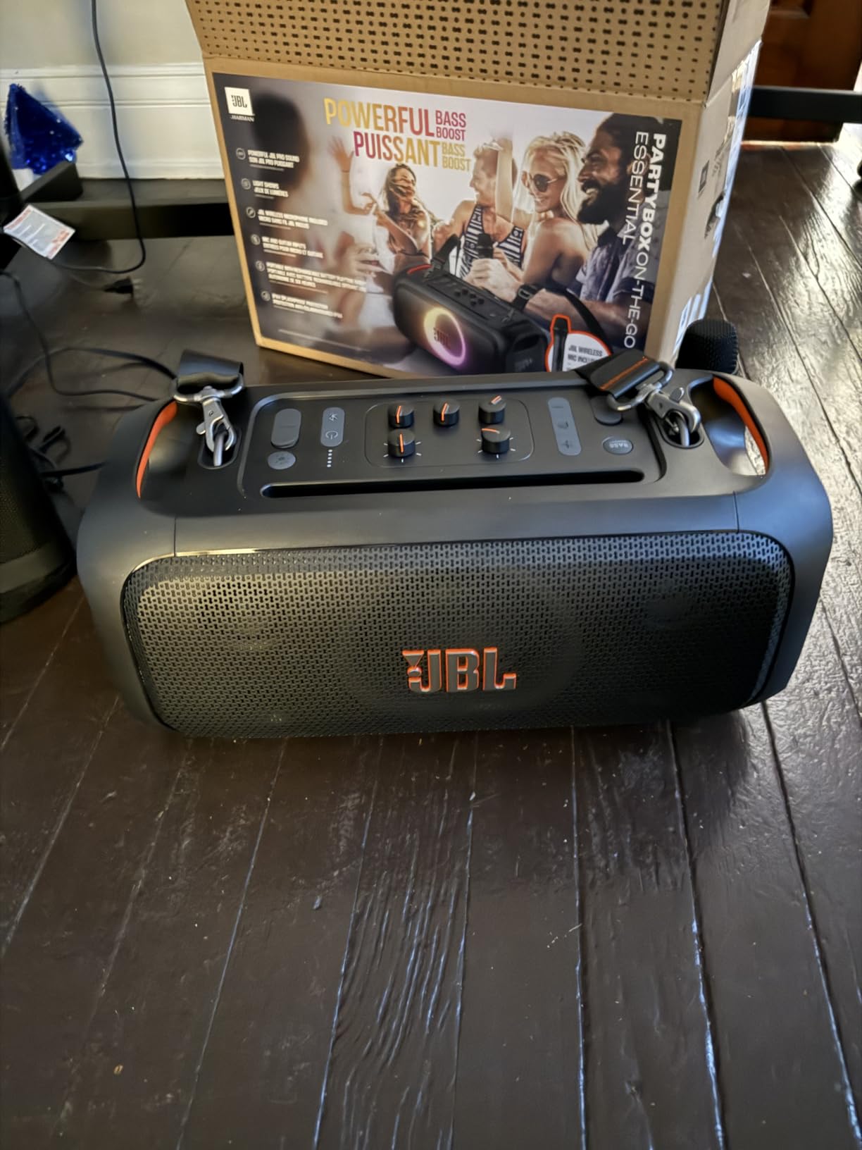 PartyBox On-The-Go Essential - Portable Party Speaker with Built-in Lights and Wireless mic, Amazing JBL Pro Sound, IPX4 splashproof Protection, 6 Hours of Playtime, Convenient Shoulder Strap customer photo 2