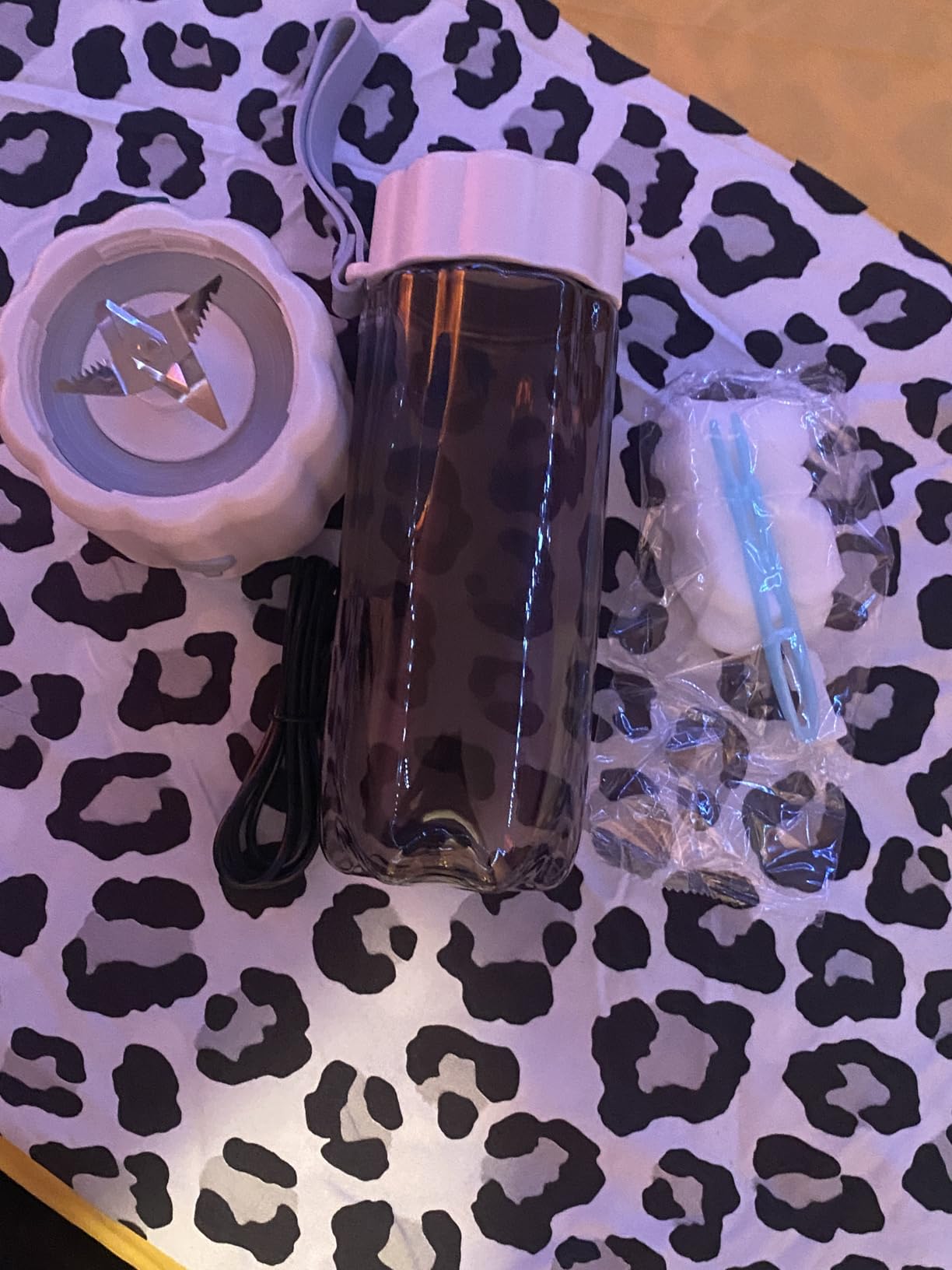 COKUNST 18oz Portable Blender, USB Rechargeable Personal Size Blenders, Smoothie Blender with 6 Blades for Protein & Shakes, Mini juicer with Extra Handle Lid for Travel Sports Outgoing, Green customer photo 2