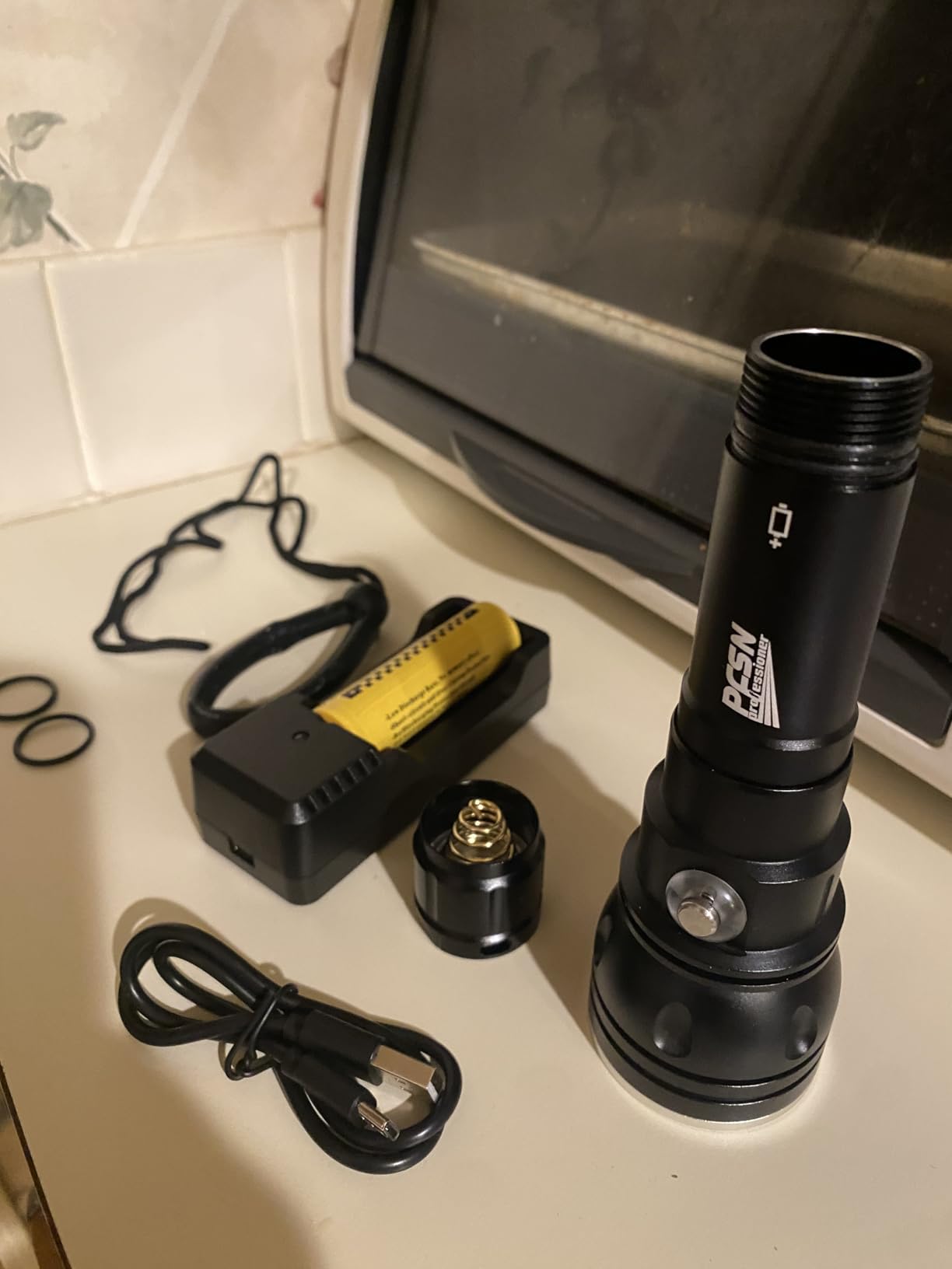 Scuba Dive Light 3000 Lumens, Professional Underwater Flashlight 150M Waterproof, 400M Long Beam, 20Hrs Long Lasting Diving Flashlight, Rechargeable Dive Torch for Night Dive, Caving, Snorkeling customer photo 2