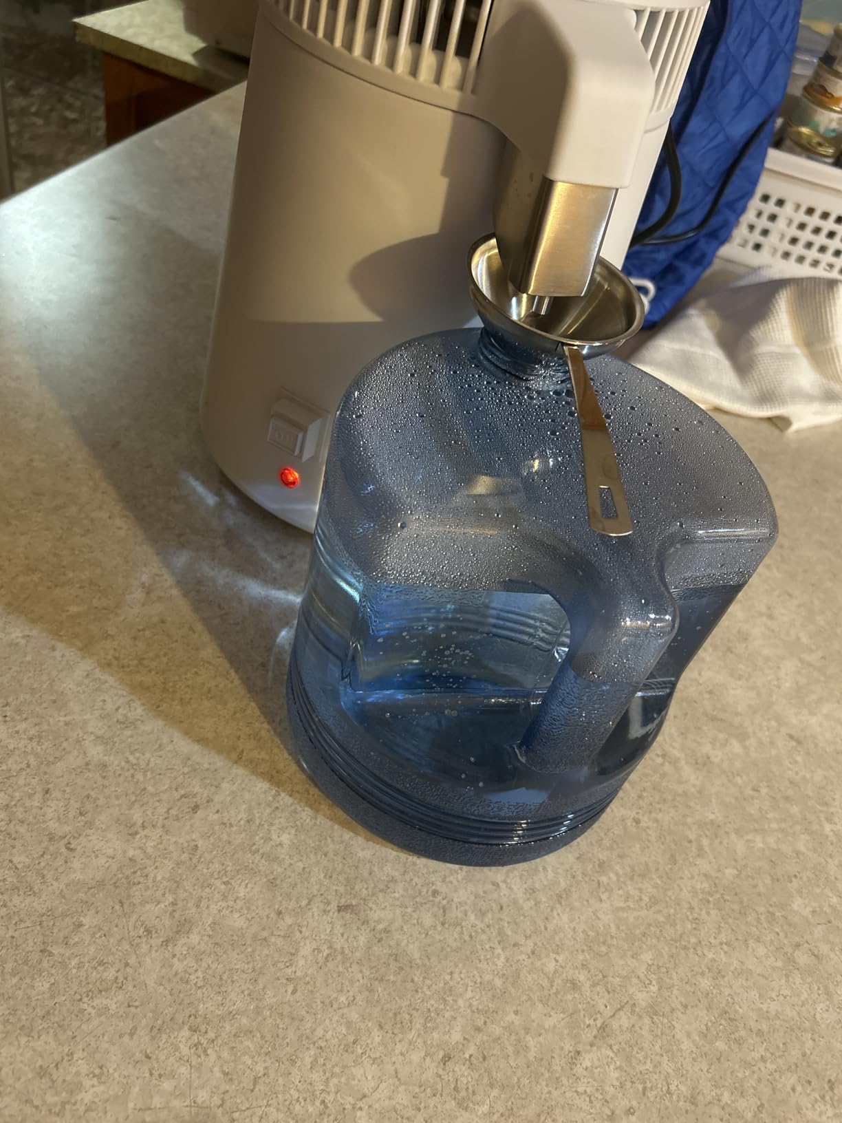 VIVOHOME Water Distiller Countertop 1.6 Gallon/6L 900W Distilled Water Machine with Smart Switch Purifier Filter for Home Office, White customer photo 1