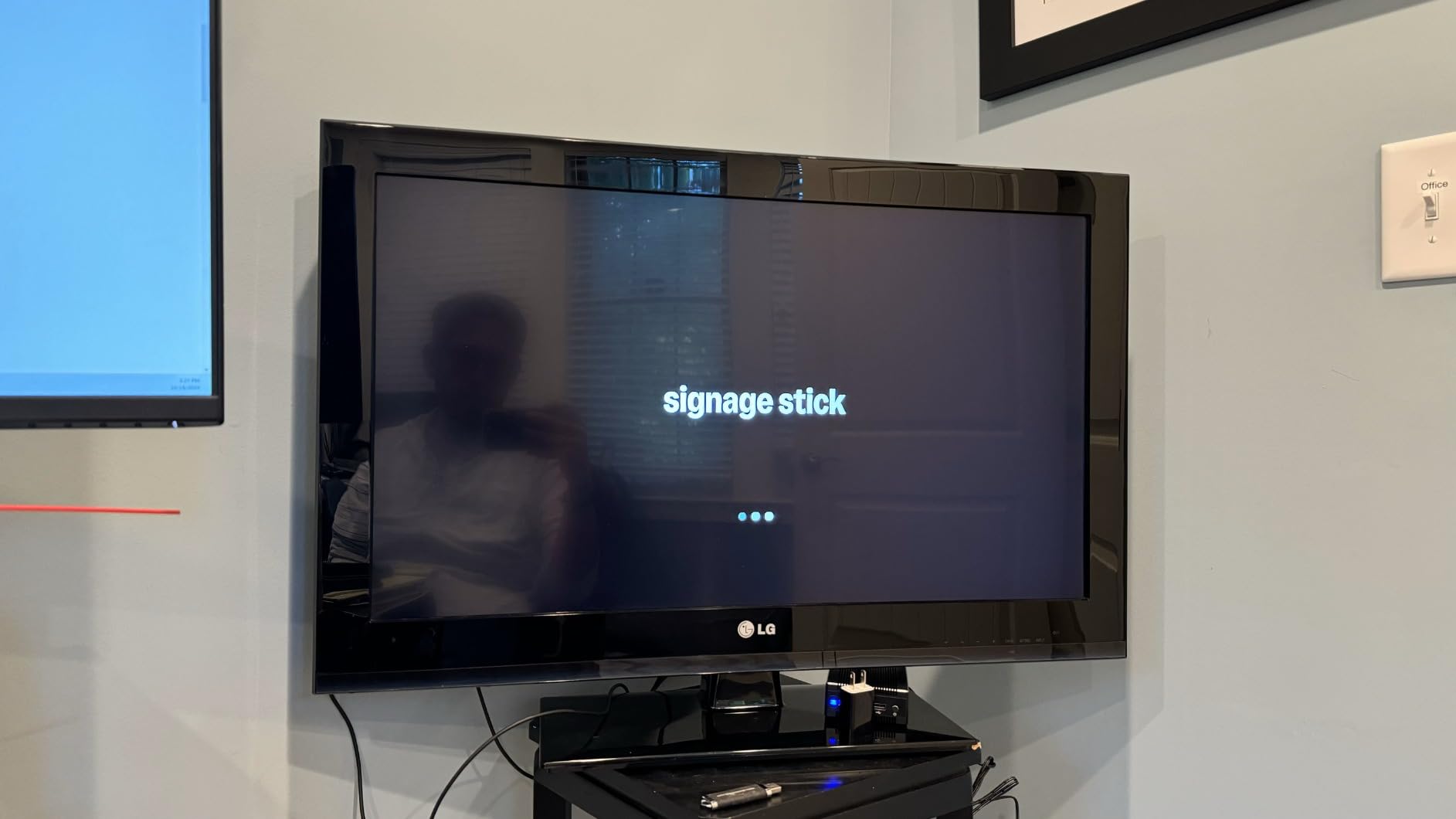 Amazon Signage Stick - Professional Digital Signage 4K Media Player - Designed for Businesses of All Sizes, Easy Setup with free Mobile App, and CMS Compatibility customer photo 1