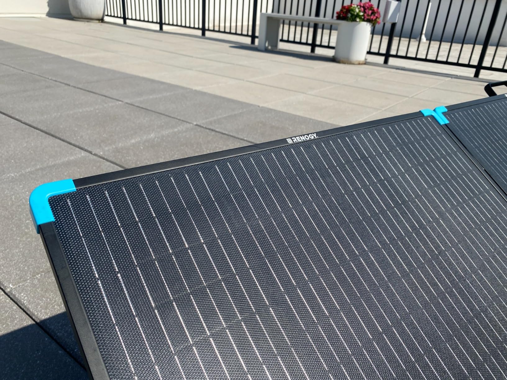 Renogy 400W Portable Solar Panel Suitcase, 23% High Efficiency Foldable Solar Charger for Power Station, Durable for Decades, with Sturdy Kickstands, IP67 Waterproof for RV Camping Off-Grid Blackouts customer photo 1