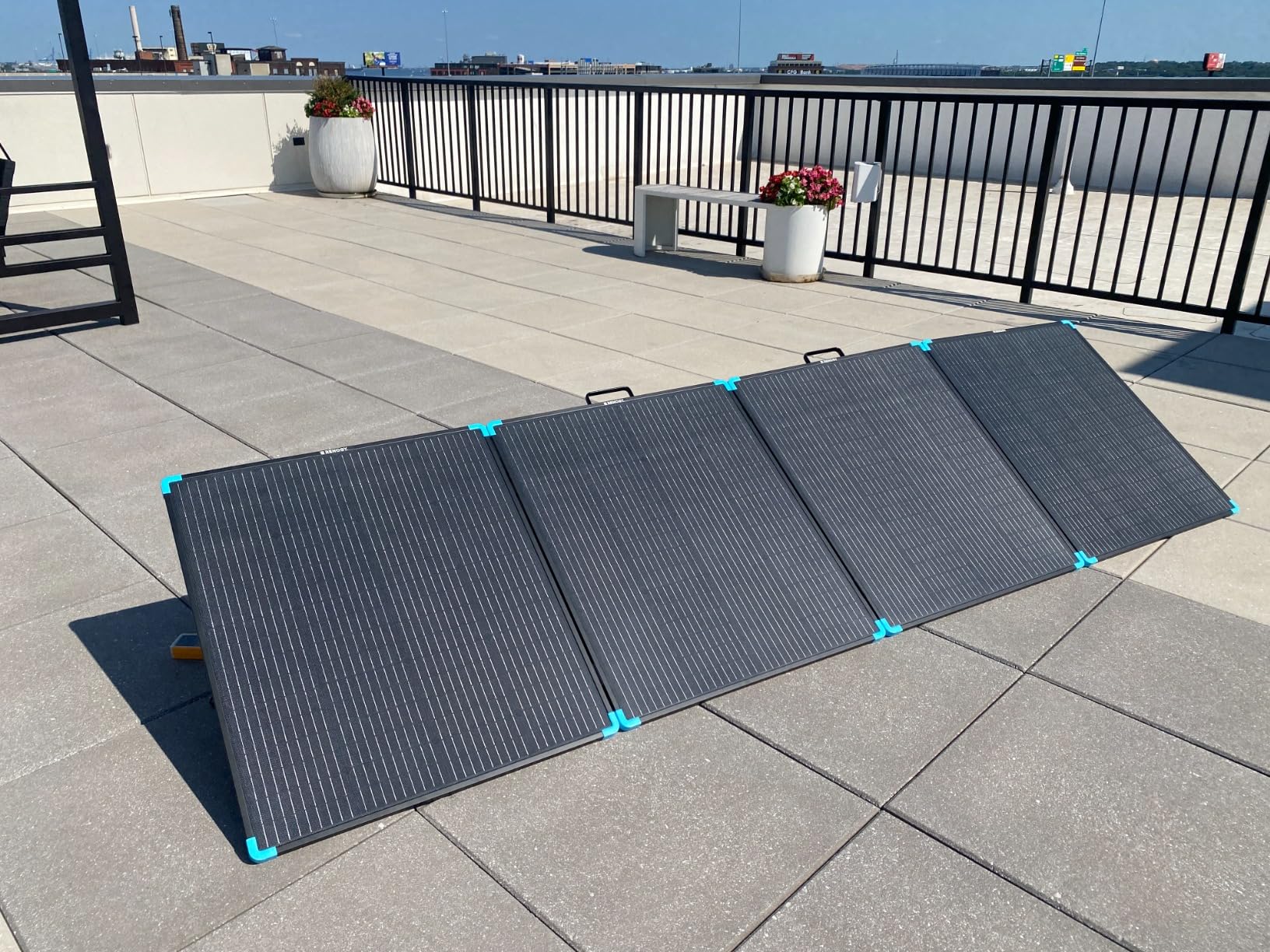 Renogy 400W Portable Solar Panel Suitcase, 23% High Efficiency Foldable Solar Charger for Power Station, Durable for Decades, with Sturdy Kickstands, IP67 Waterproof for RV Camping Off-Grid Blackouts customer photo 2