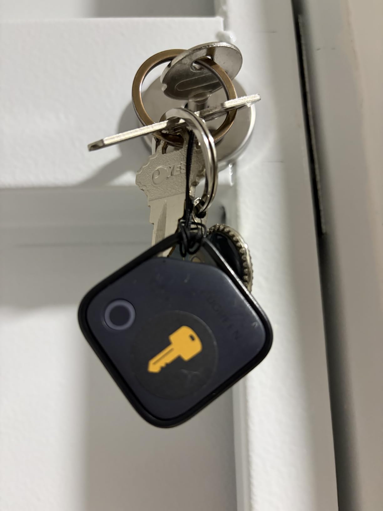 UGREEN FineTrack Air Tracker Tags(iOS Only), 2-Year Replaceable Battery Bluetooth Tracker Compatible with Apple Find My, Item Finder Smart Tag for Keys, Luggage, Wallet - [Apple MFi Certified] customer photo 1