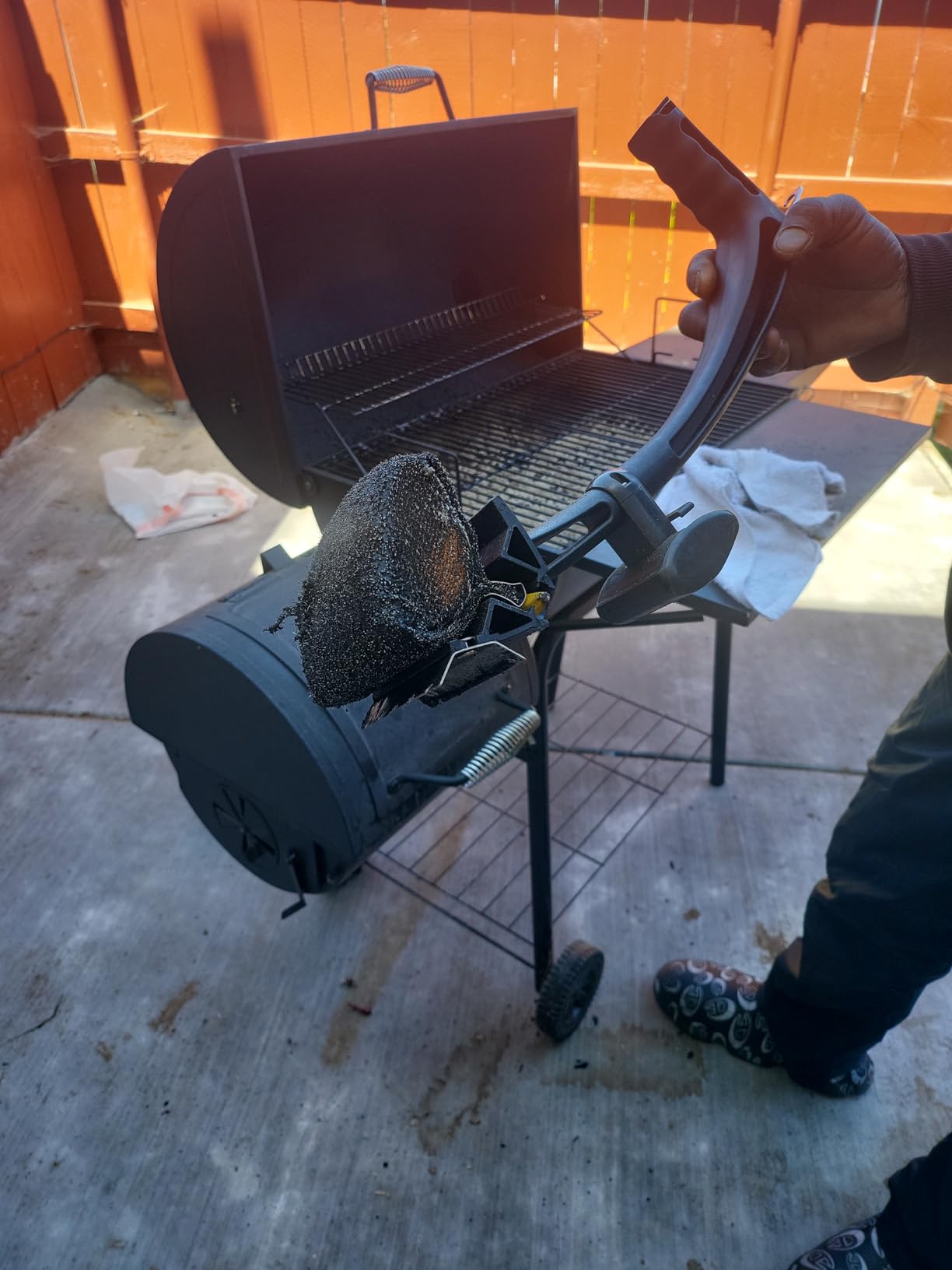 Scrub Daddy BBQ Daddy Grill Cleaner Kit - Bristle Free Grill Brush with Refill + 2 Steel Scour Daddy Grill Sponges - Built-in Grill Scraper - Temperature Controlled Grill Cleaning Tools (4 Count) customer photo 1