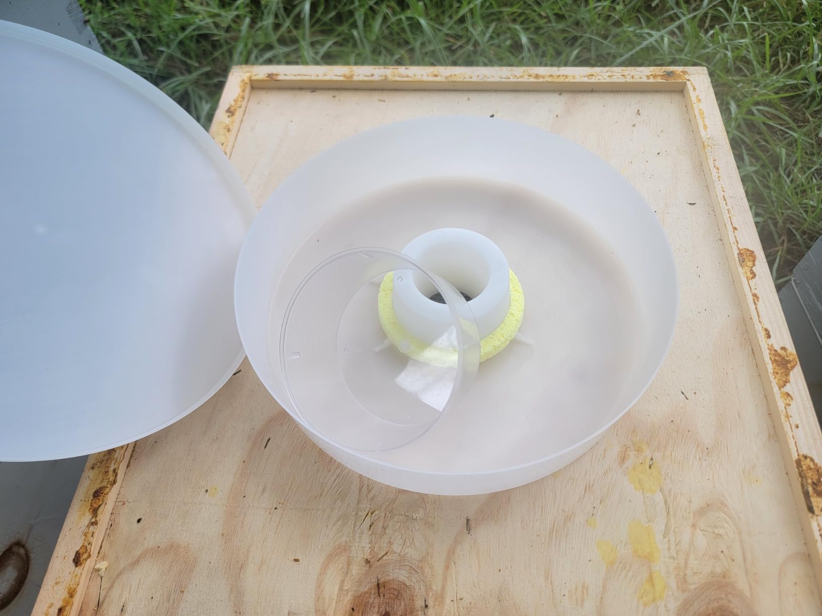 Upgraded Rapid Bee Top Feeder with Anti-Drowning Sponge Rings, Round Hive Top Feeders for 8-Frame and 10-Frame Bee Hives (2 Pack) customer photo 1