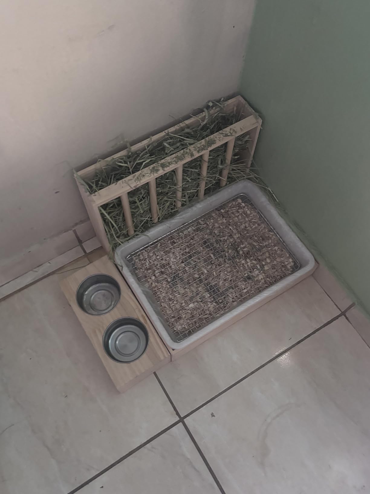 3 in 1 Rabbit Hay Feeder with Litter Box,Wooden Hay Feeder with 2 Bowls & Litter Box for Guinea Pig Chinchilla Bunny Other Small Animals,Large Capacity & Preventing Waste customer photo 2