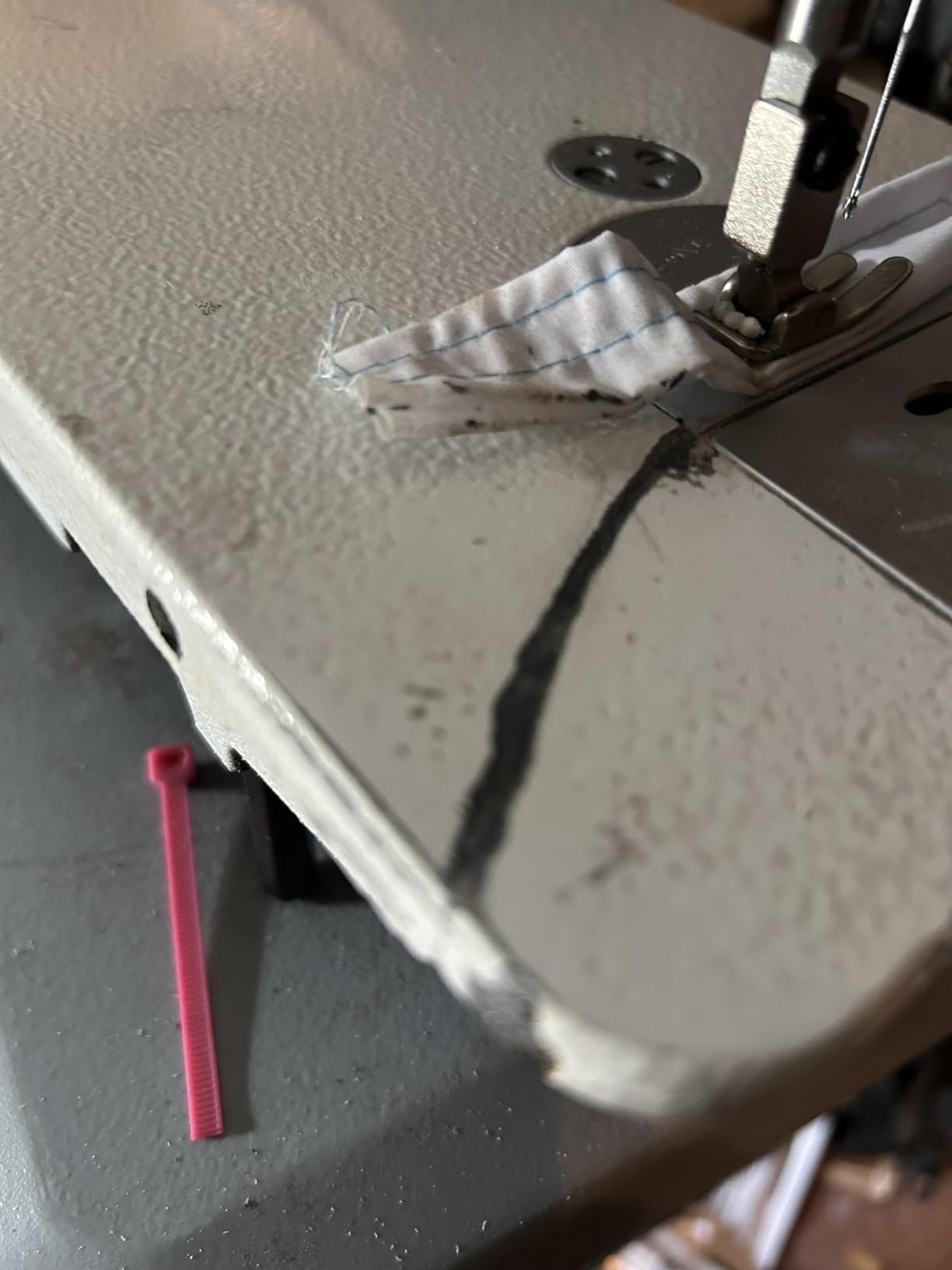 VEVOR Industrial Sewing Machine, 550W Servo Motor and Table Stand, 5000s.p.m Heavy-duty Lockstitch Sewing Machine, Clear Control Panel and Electro-mechanization Intelligent Start-stop for Easy Use customer photo 2