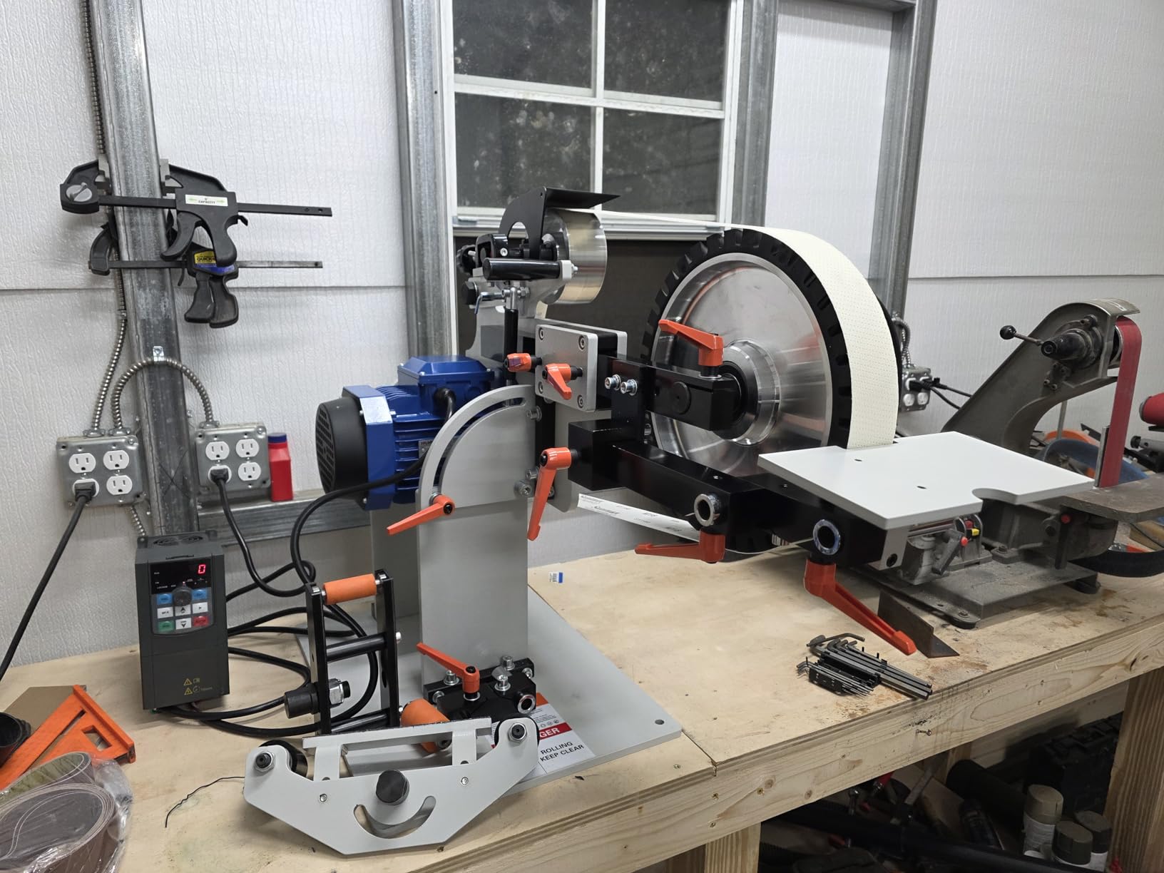 VEVOR Belt Grinder Sander, 72 x 2-Inch Variable Speed Belt Polisher with VFD, 1500W 2HP Polishing Grinding Machine customer photo 1