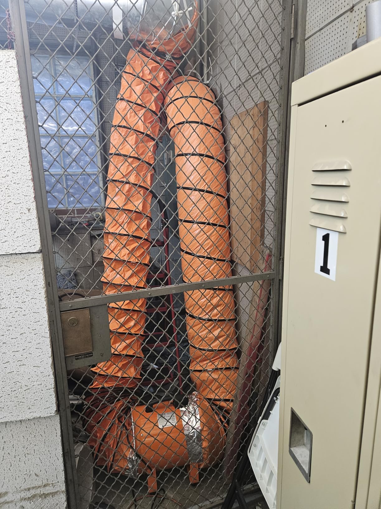 VEVOR Air Mover Blower Fan 12 Inch, 3198CFM 585W with 16.4ft Flexible Duct, Industrial Portable Ventilator Blower/Exhaust, Orange customer photo 1