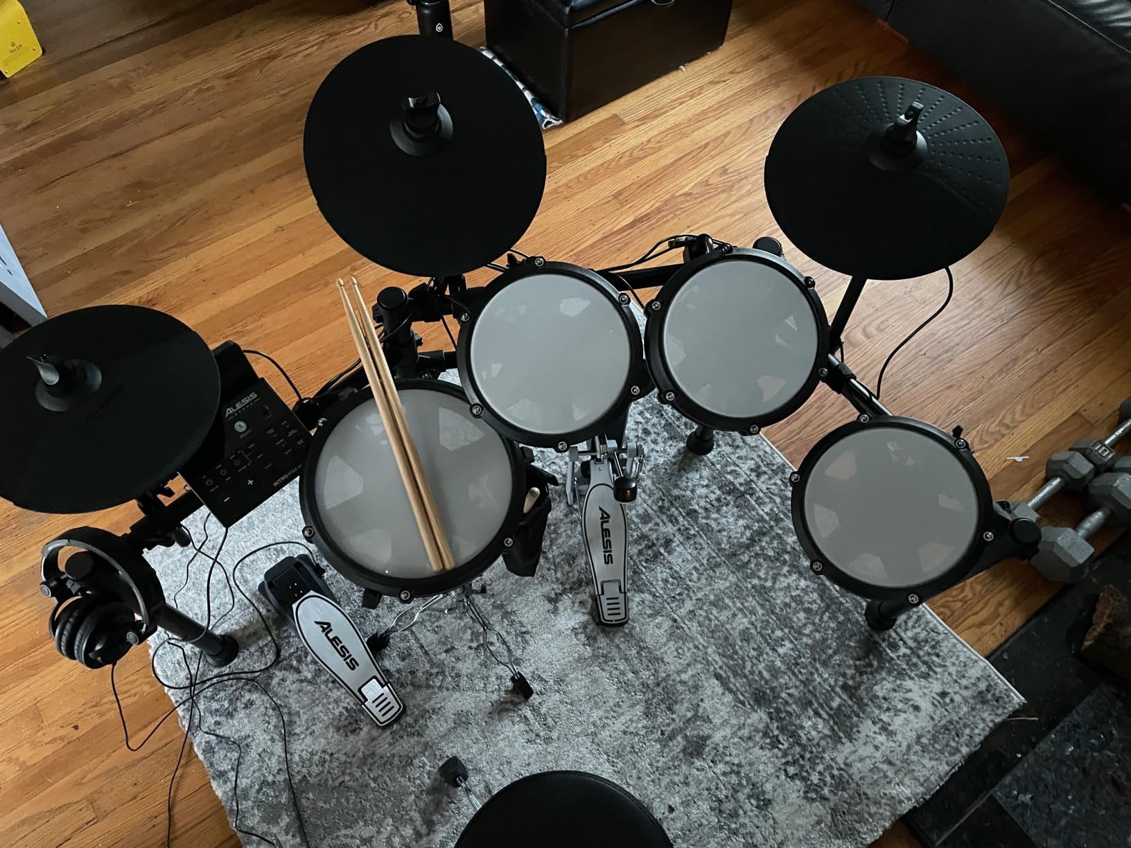 Alesis Nitro Pro Electric Drum Set with Dual-Zone Quiet Mesh Pads, 500+ Authentic BFD Sounds, Bluetooth, Drumeo, USB MIDI, Double Kick Compatible customer photo 1