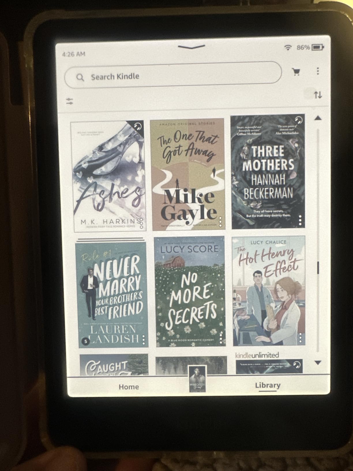 Amazon Kindle Colorsoft Signature Edition Essentials Bundle including Kindle Colorsoft Signature Edition (32GB)- Black, Plant-Based Leather Cover-Jade and Wireless Charging Dock customer photo 1