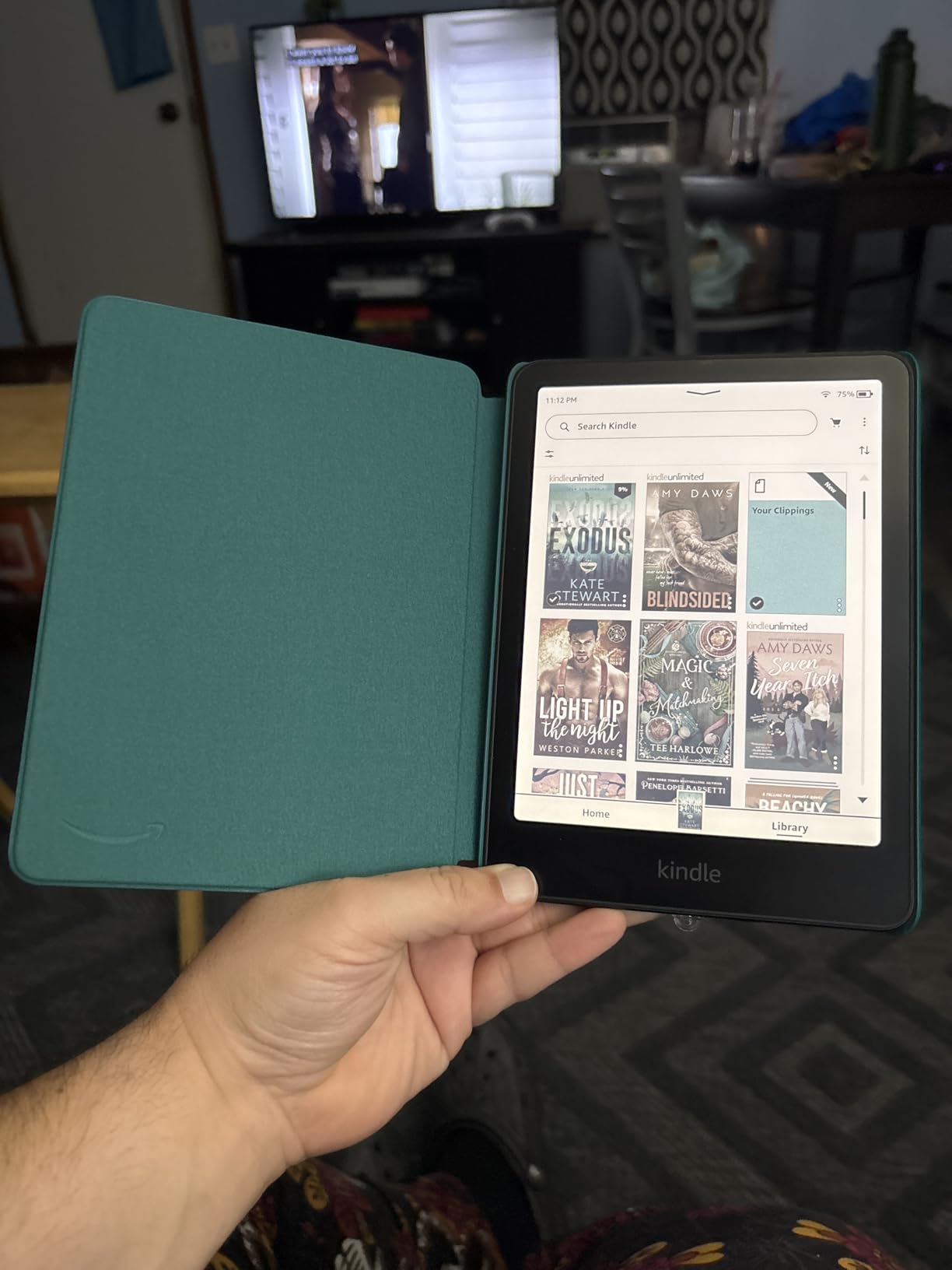 Amazon Kindle Colorsoft Signature Edition Essentials Bundle including Kindle Colorsoft Signature Edition (32GB)- Black, Plant-Based Leather Cover-Jade and Wireless Charging Dock customer photo 2