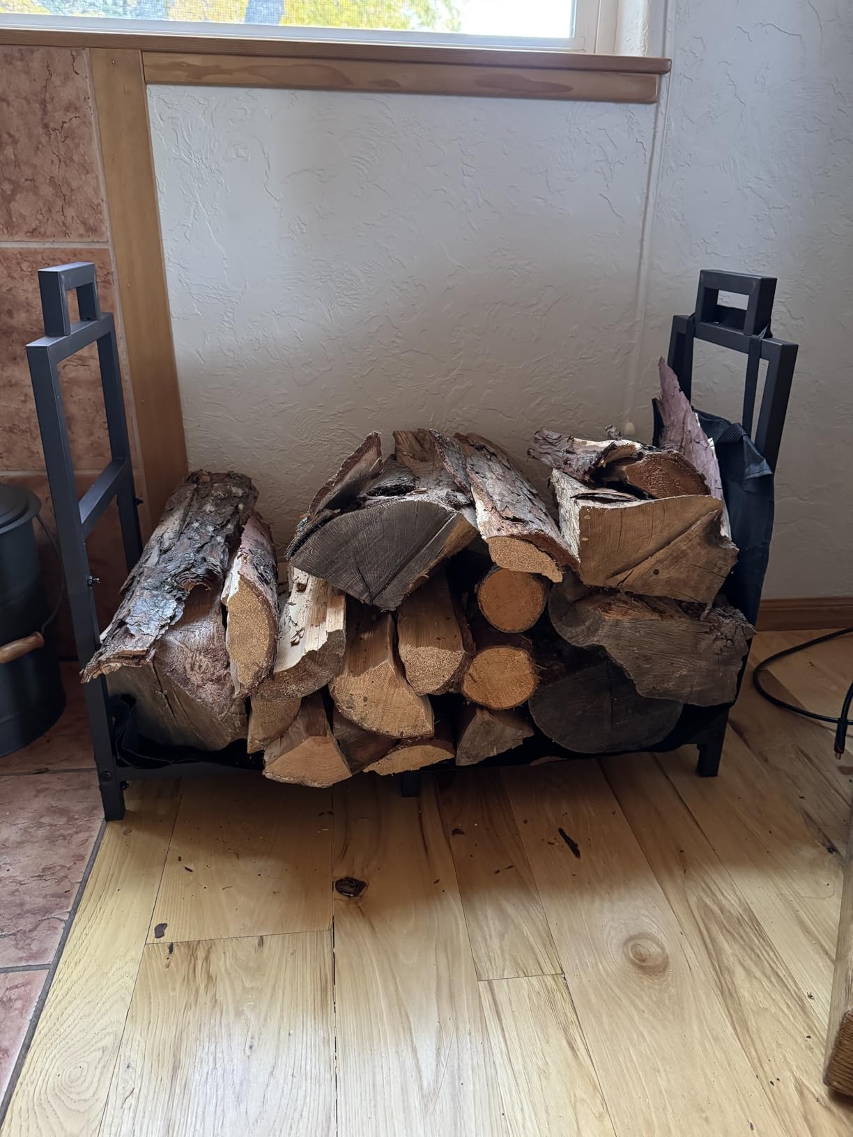 30 Inch Firewood Rack Outdoor Indoor with Handle and Log Carrier Bag, Stable Metal Wood Rack Heavy Duty Log Holder for Fireplace Patio Deck, Rustproof Firewood Storage Organizer Tool, Black customer photo 2