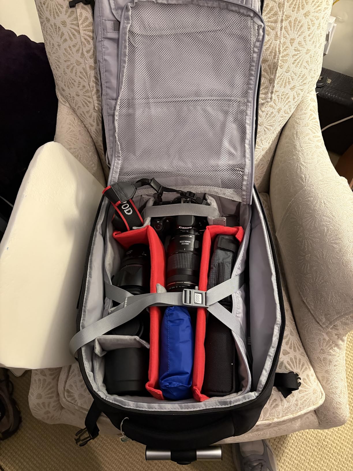 BAGSMART Rolling Camera Bag for DSLRs, Professional Large Camera Backpacks for Travelling Photographers, Photographic Rolling Case & Travel Suitcase, Black customer photo 1