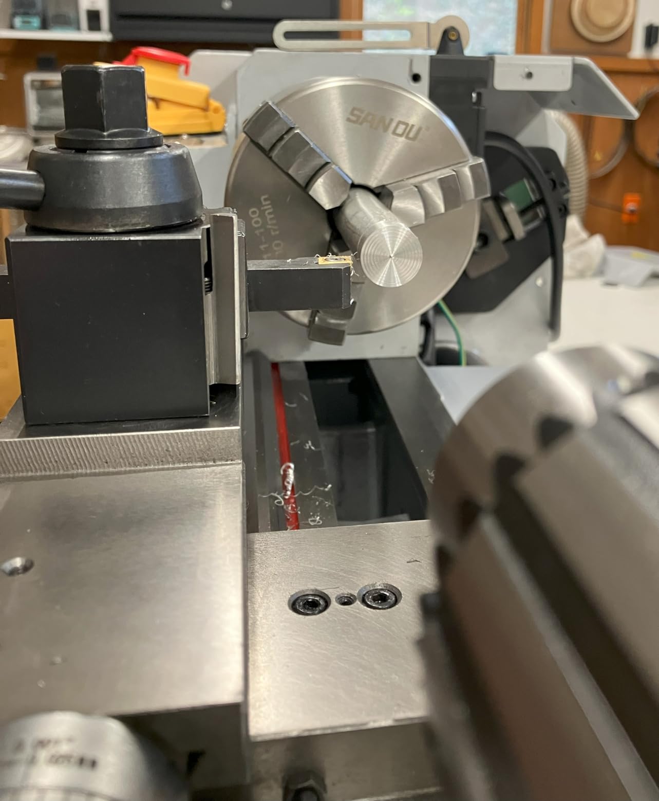 VEVOR Metal Lathe, 8.3'' x 29.5'' Benchtop Metal Lathe 0-2500 RPM Continuously Variable Speed 750W Brushless Motor Metal Gears with LCD Display Metal Lathe Machine customer photo 1