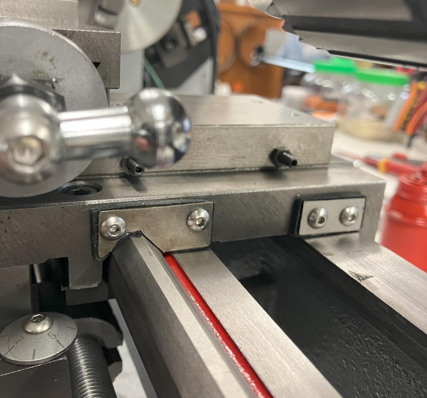 VEVOR Metal Lathe, 8.3'' x 29.5'' Benchtop Metal Lathe 0-2500 RPM Continuously Variable Speed 750W Brushless Motor Metal Gears with LCD Display Metal Lathe Machine customer photo 2